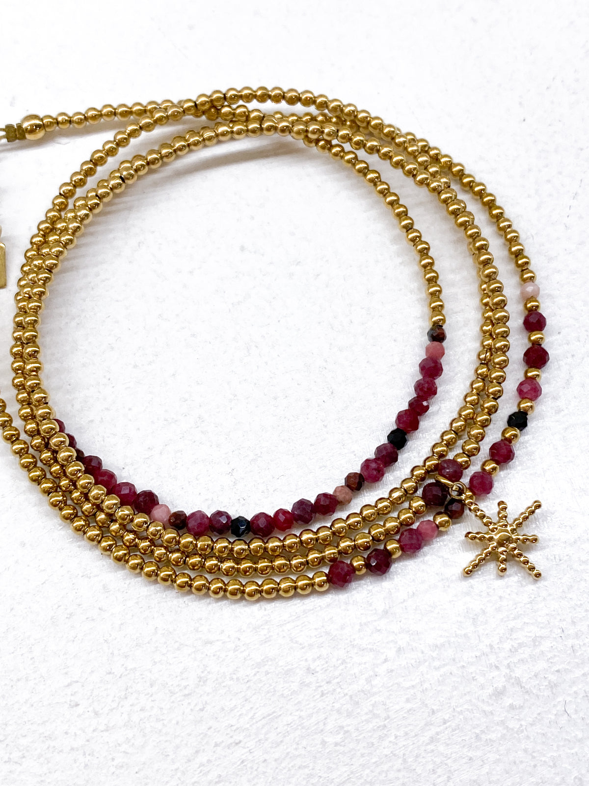 Bracelet étoile dorée et perles à 4 tours en plusieurs couleurs