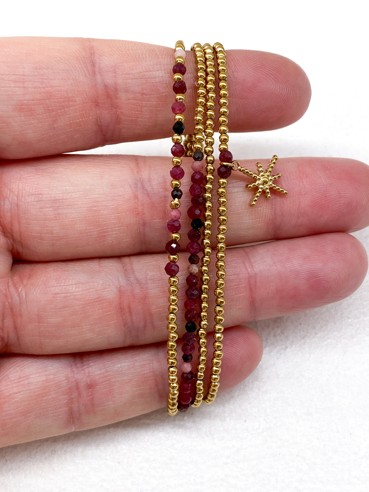 Bracelet étoile dorée et perles à 4 tours en plusieurs couleurs