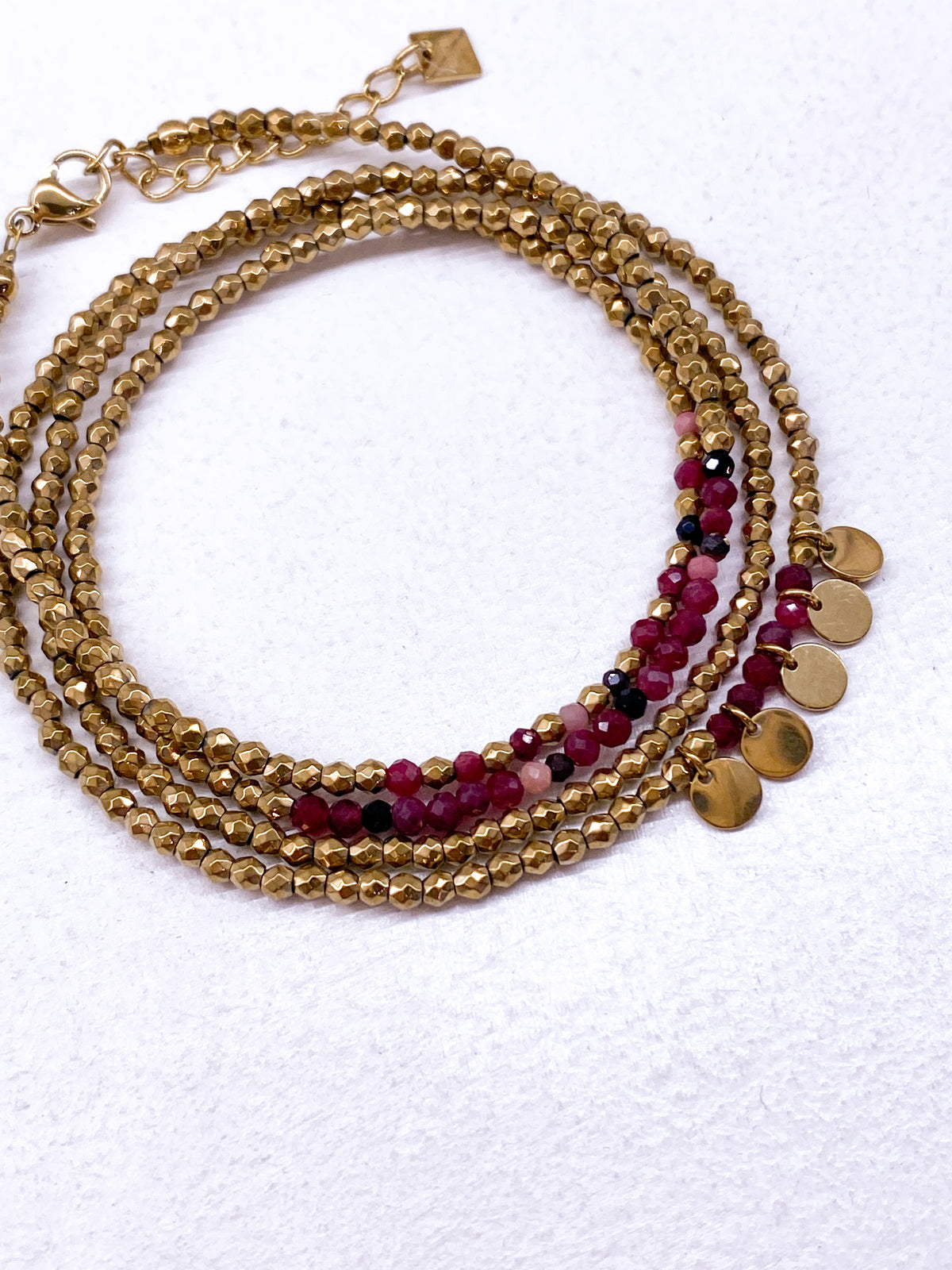 Bracelet doré multi-rangs avec pampilles et pierres naturelles discrètes