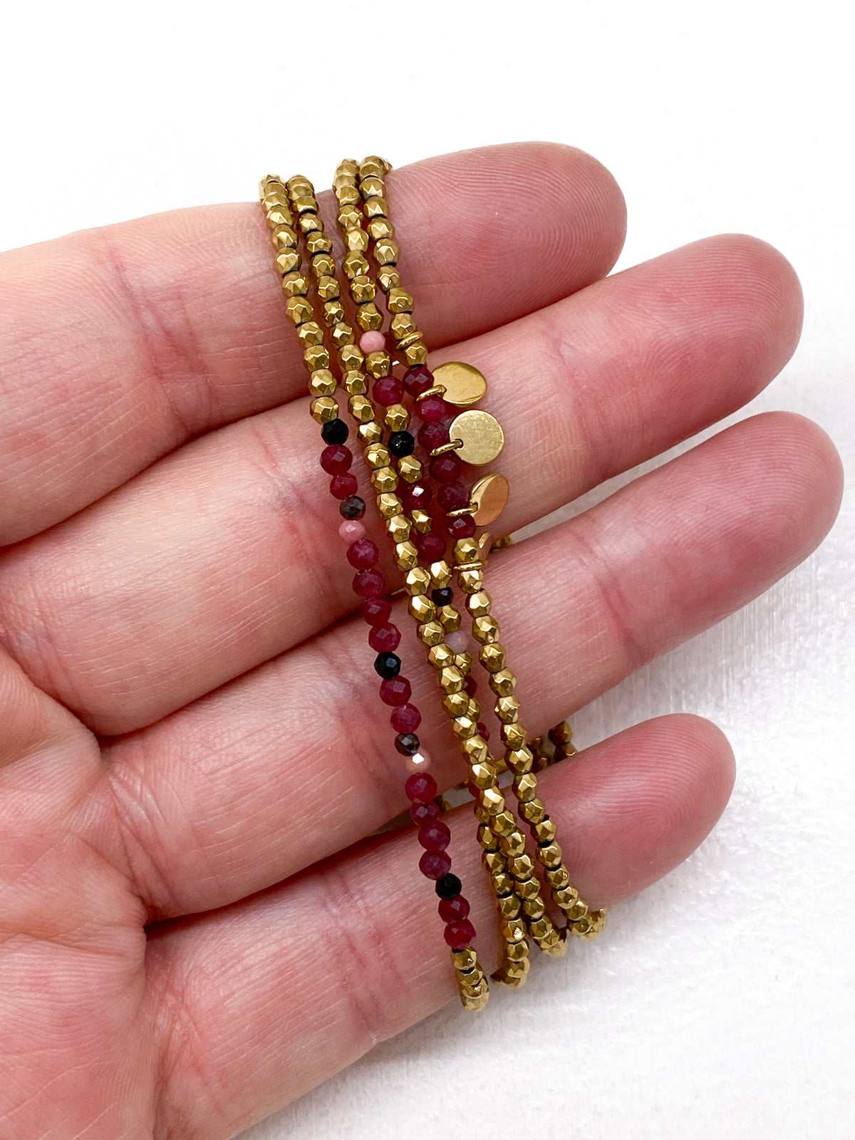 Bracelet doré multi-rangs avec pampilles et pierres naturelles discrètes