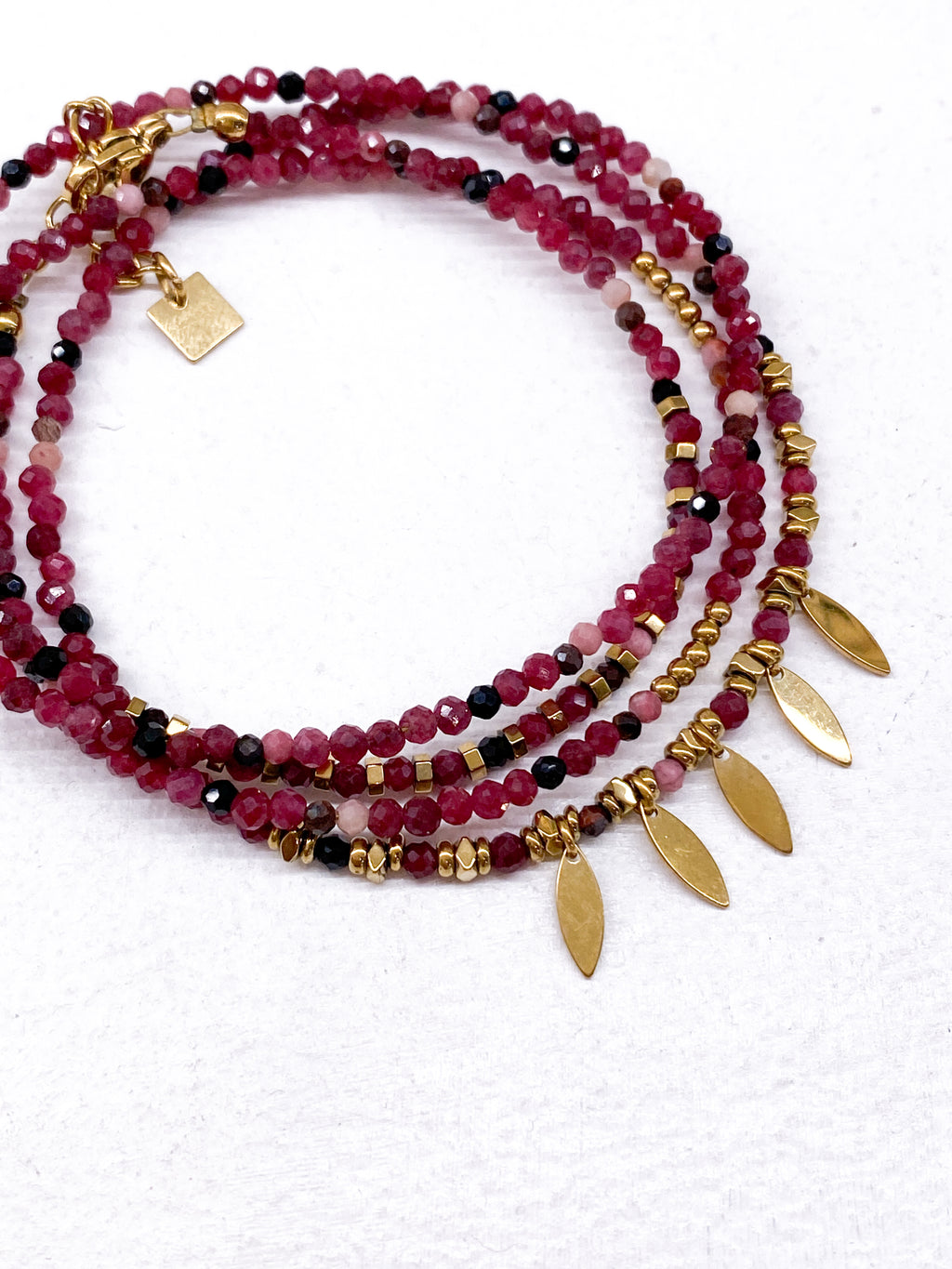 Bracelet multi-tour à pendentifs feuilles dorées et pierres naturelles