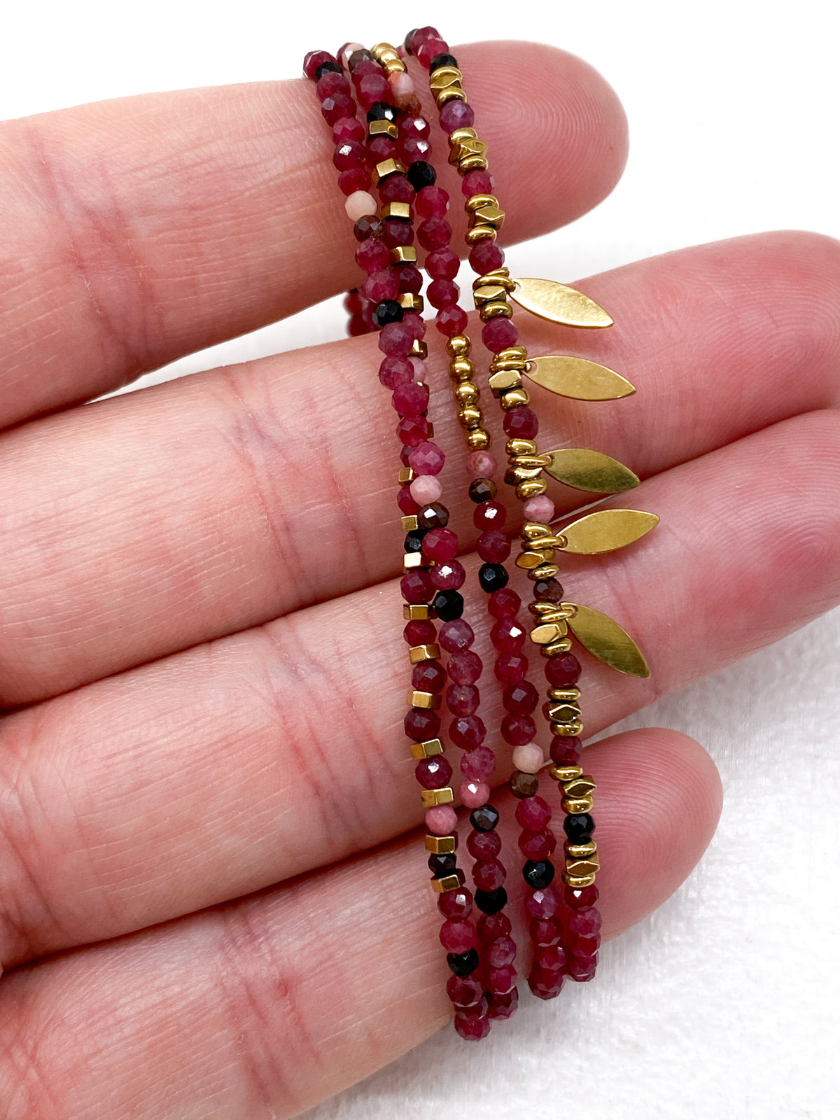 Bracelet multi-tour à pendentifs feuilles dorées et pierres naturelles