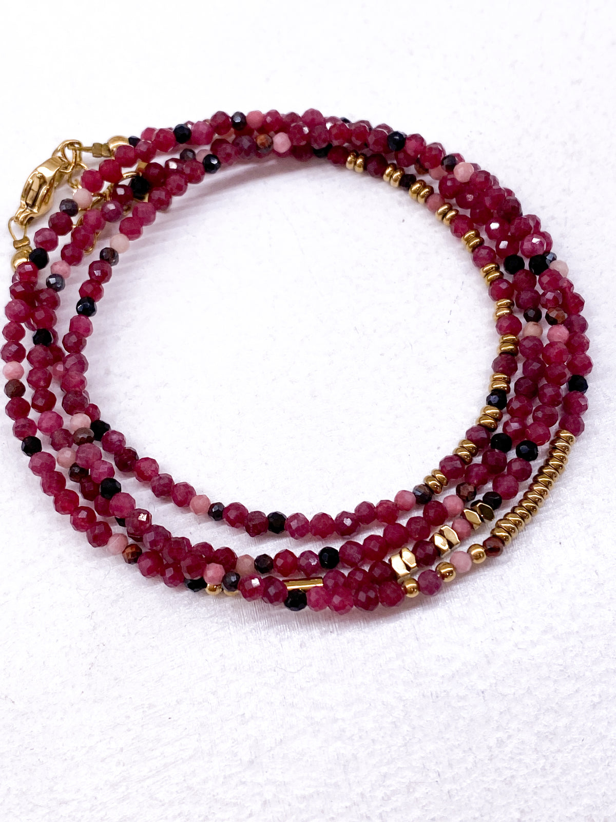 Bracelet minimaliste doré à quatre rangs en plusieurs couleurs