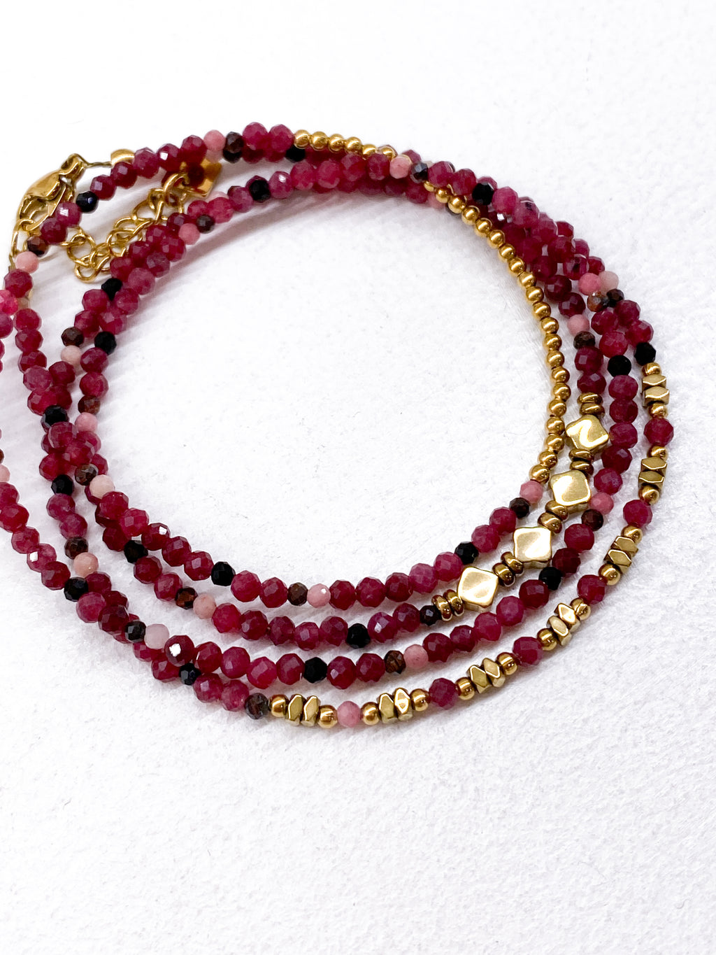 Bracelet à 4 rangs avec détails géométriques en acier inoxydable doré