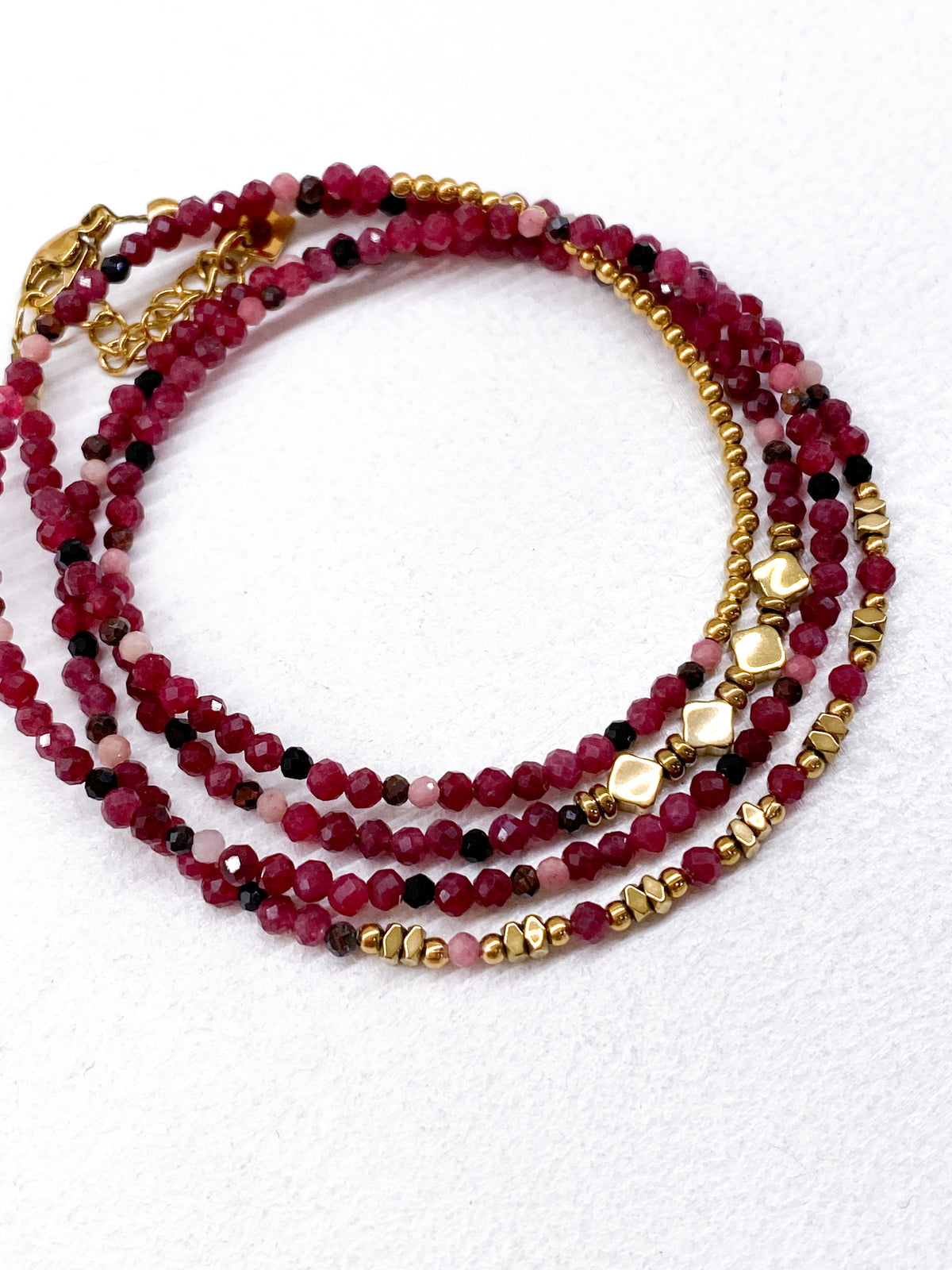 Bracelet à 4 rangs avec détails géométriques en acier inoxydable doré