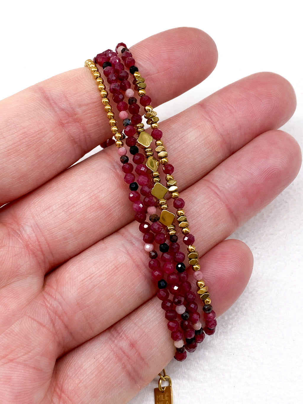 Bracelet à 4 rangs avec détails géométriques en acier inoxydable doré