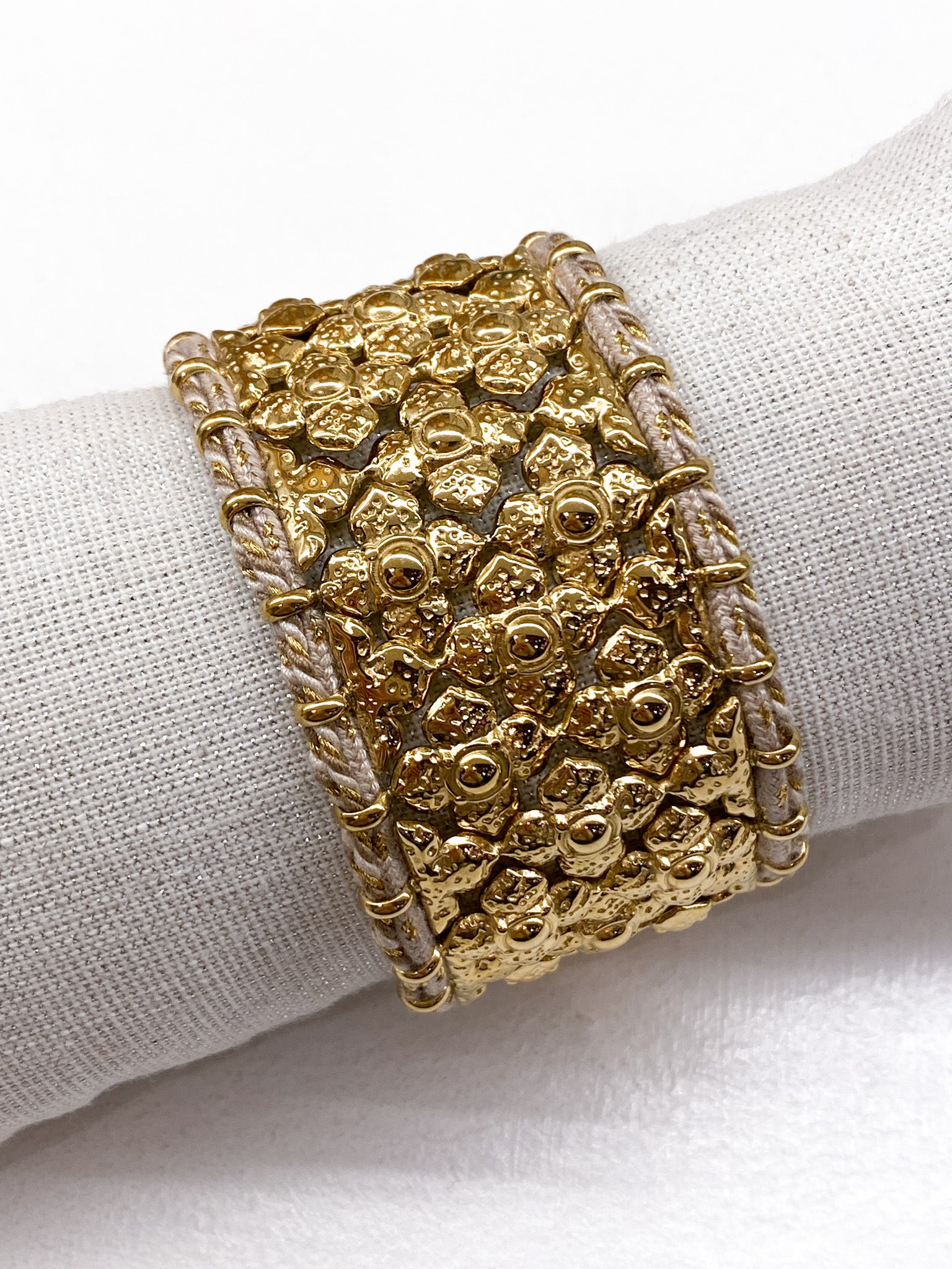 Bracelet manchette doré femme à fleurs décoratives et cordon tressé