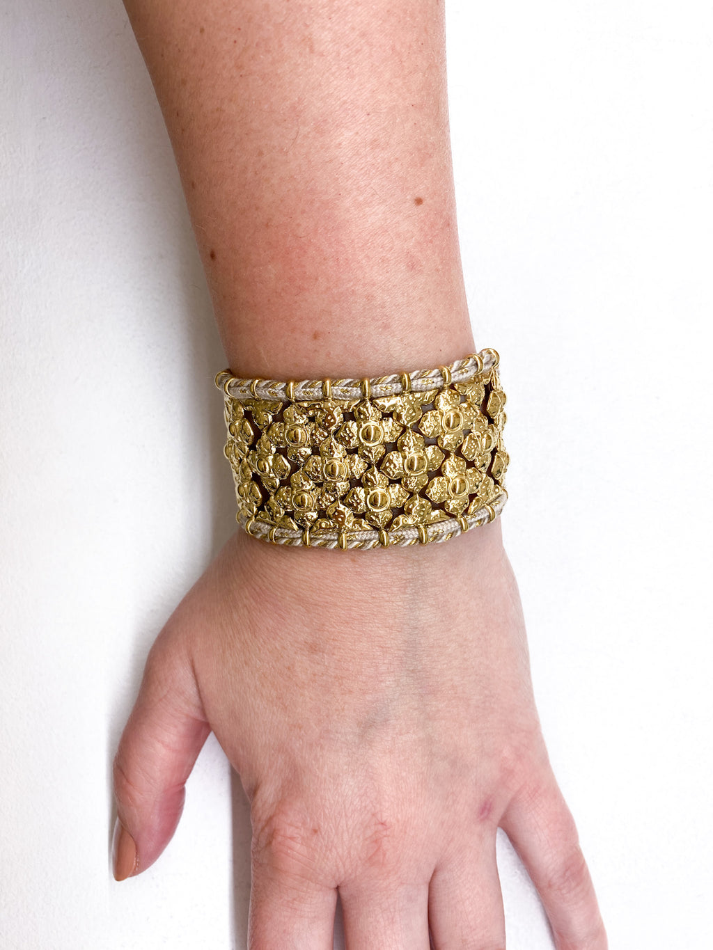 Bracelet manchette doré femme à fleurs décoratives et cordon tressé