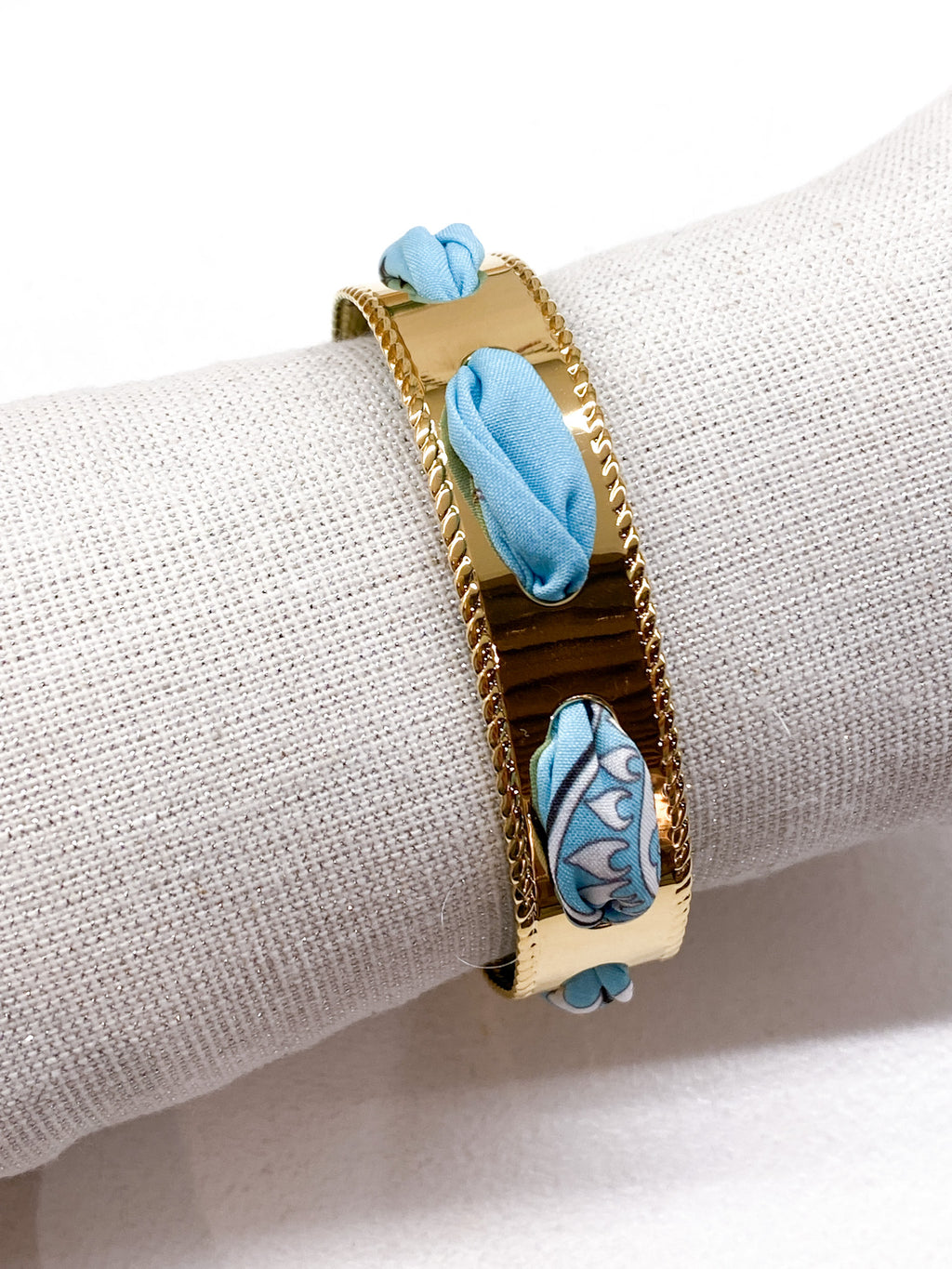 Bracelet jonc lisse doré avec tissu motif bandana paisley