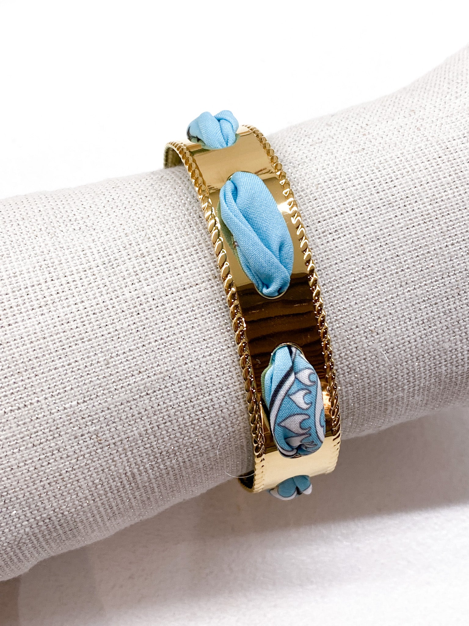 Bracelet jonc lisse doré avec tissu motif bandana paisley
