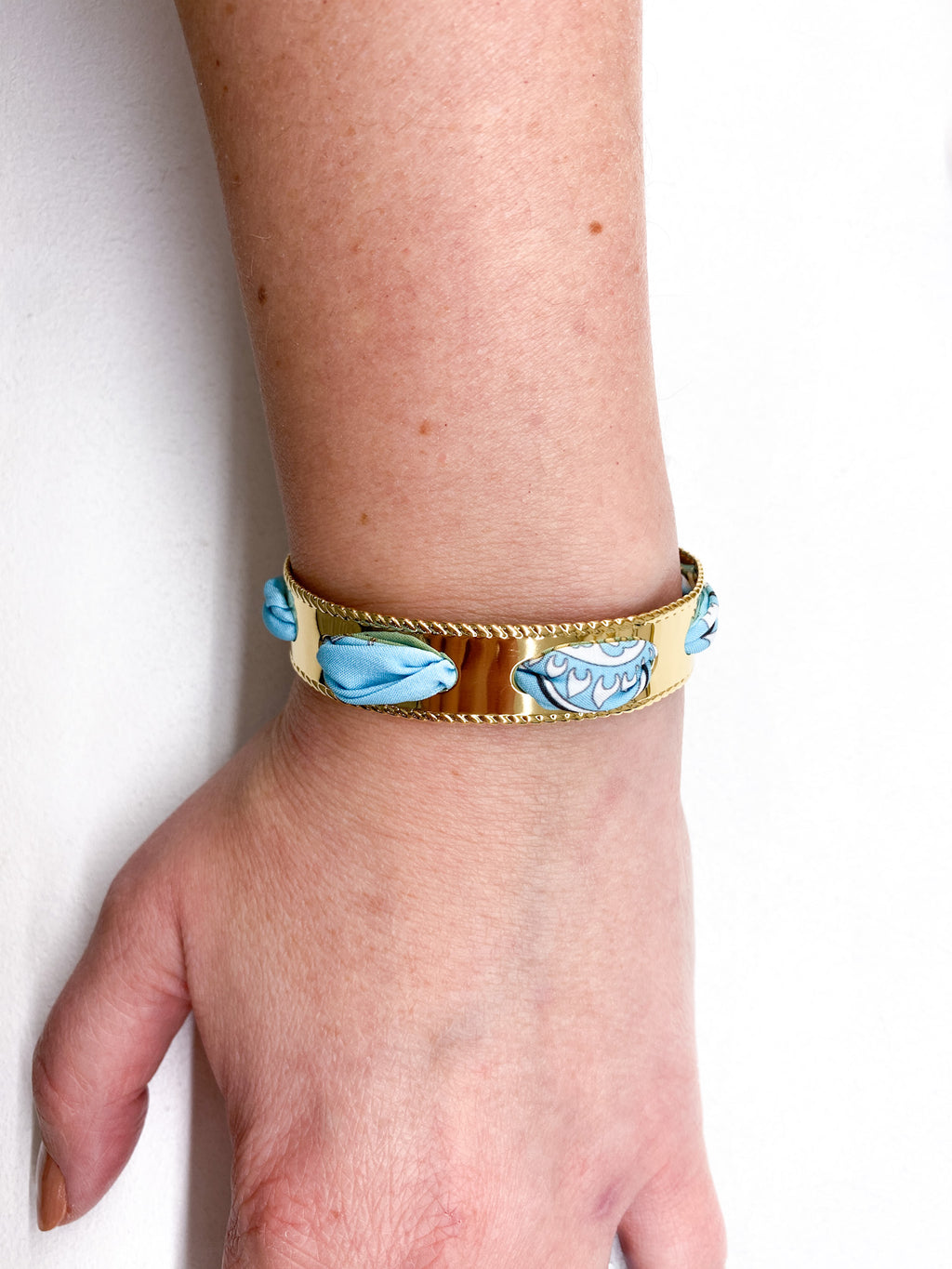 Bracelet jonc lisse doré avec tissu motif bandana paisley