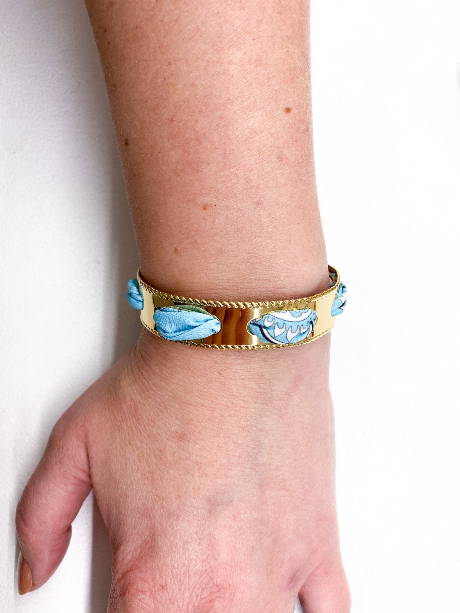Bracelet jonc lisse doré avec tissu motif bandana paisley