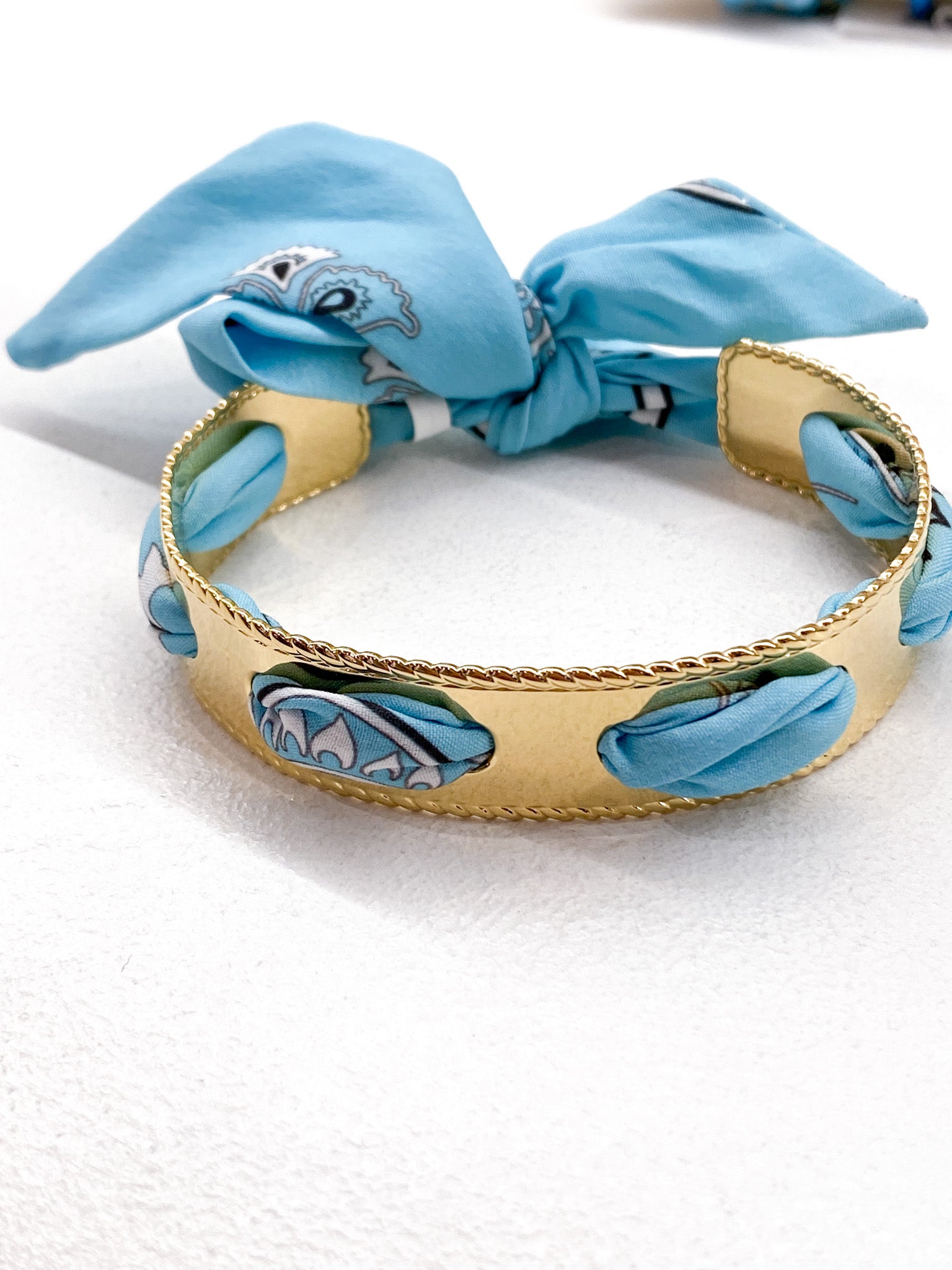 Bracelet jonc lisse doré avec tissu motif bandana paisley