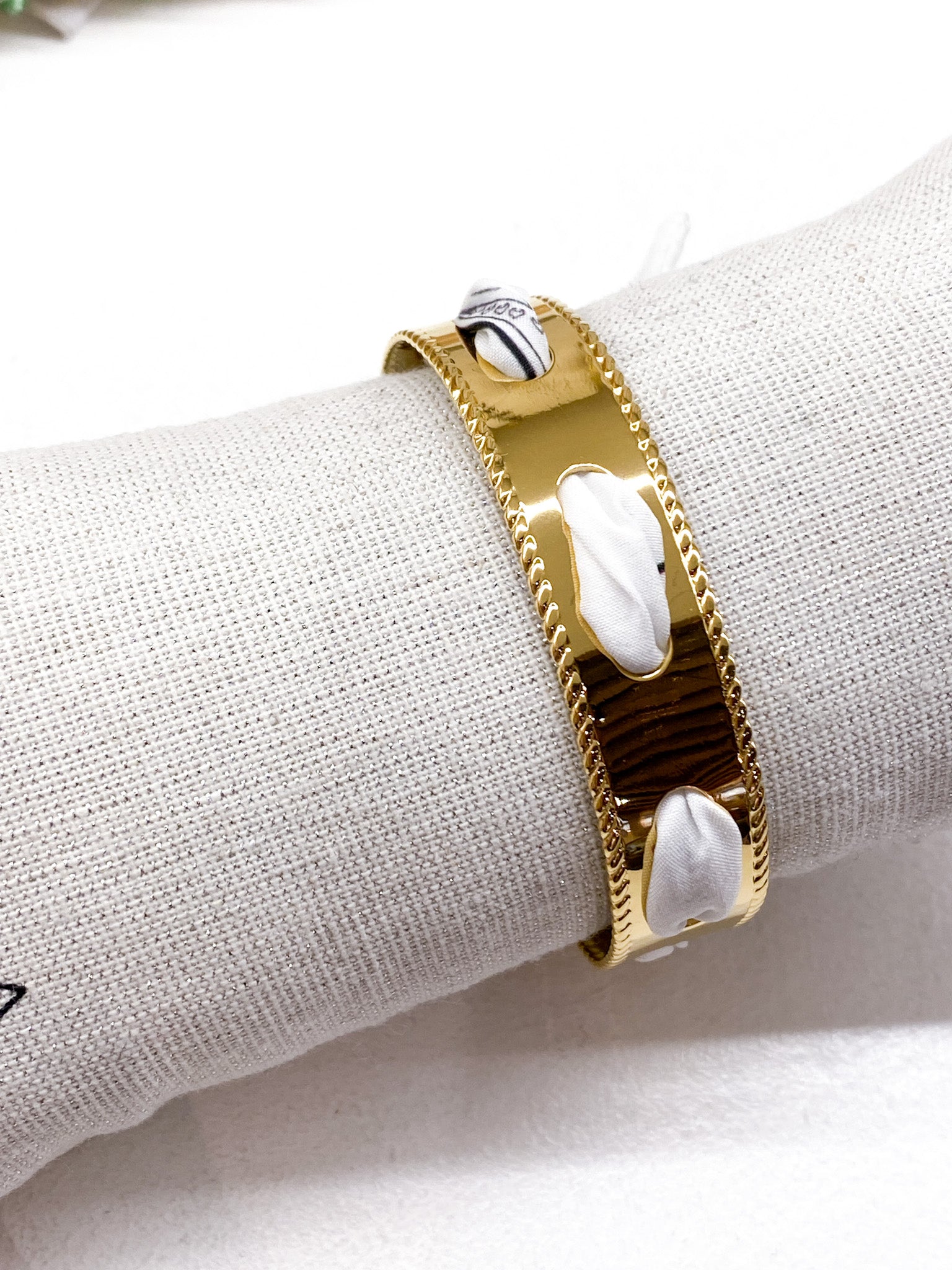 Bracelet jonc lisse doré avec tissu motif bandana paisley