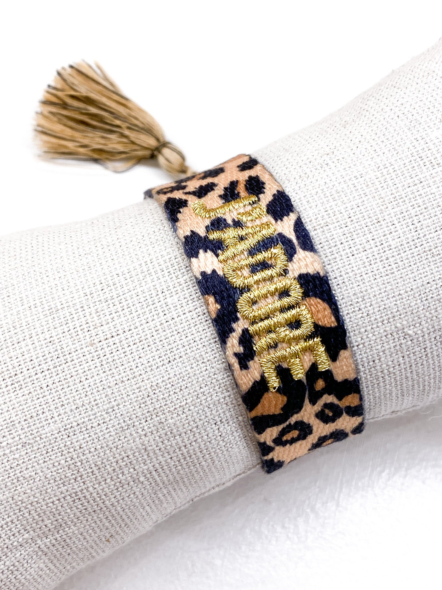 Bracelet J’ADORE en tissu léopard avec message brodé