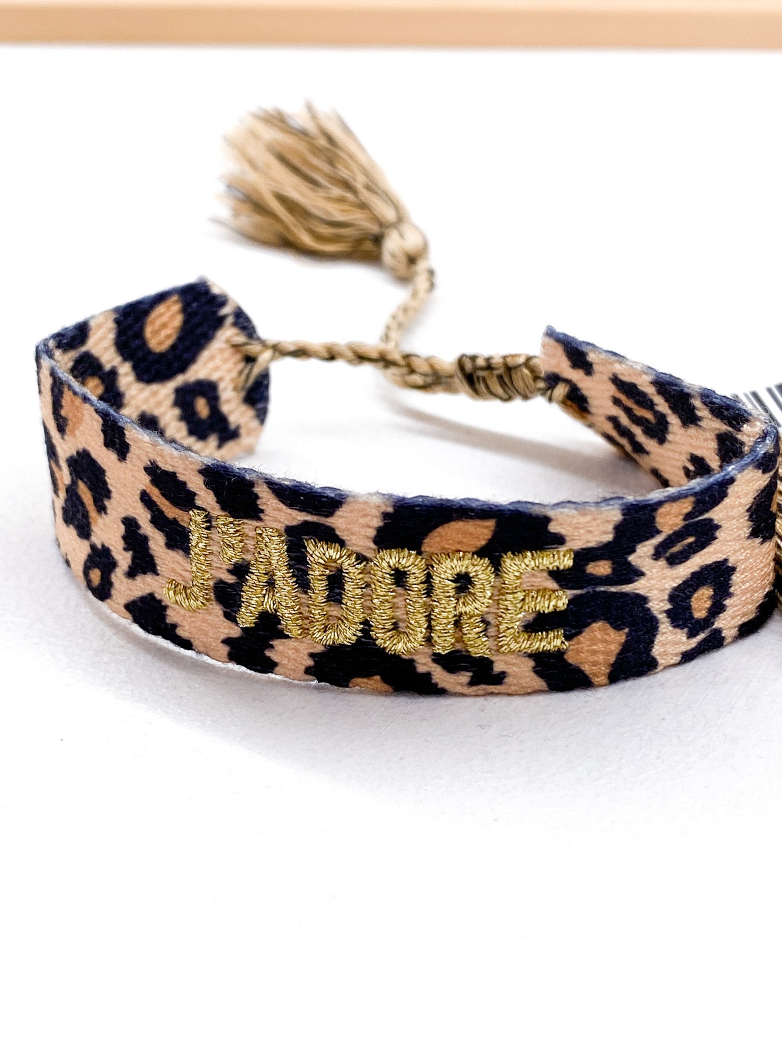 Bracelet J’ADORE en tissu léopard avec message brodé