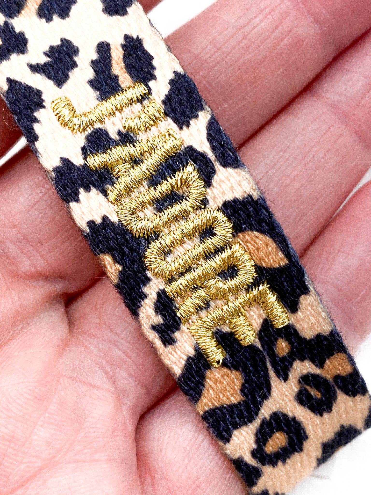 Bracelet J’ADORE en tissu léopard avec message brodé