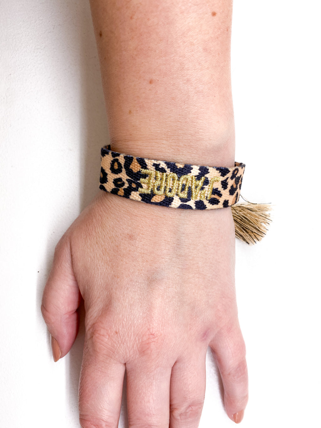 Bracelet J’ADORE en tissu léopard avec message brodé