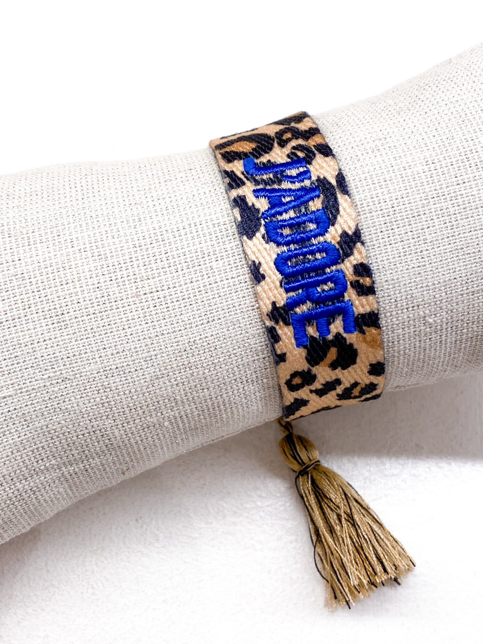 Bracelet J’ADORE en tissu léopard avec message brodé