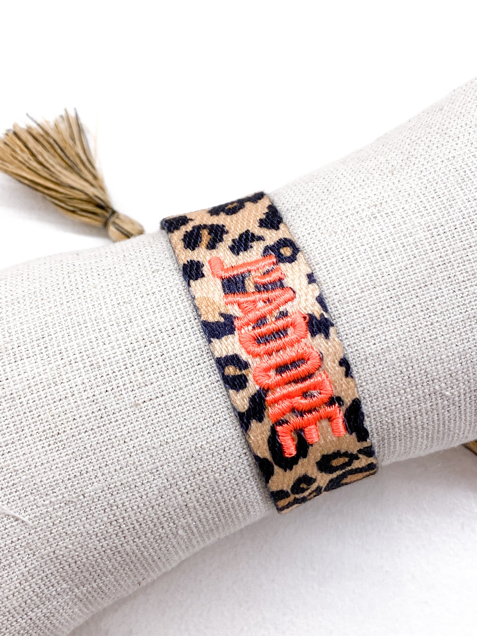 Bracelet J’ADORE en tissu léopard avec message brodé