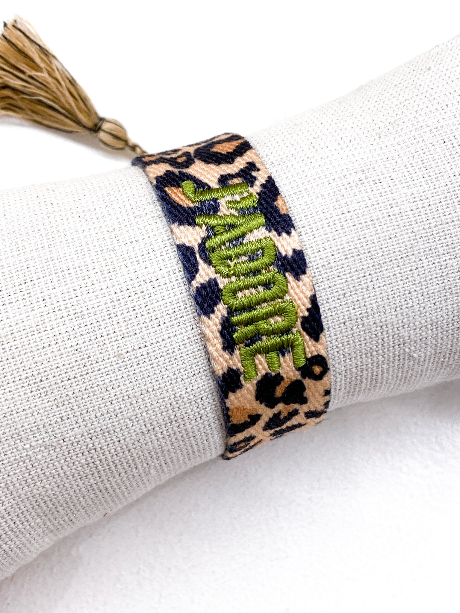 Bracelet J’ADORE en tissu léopard avec message brodé