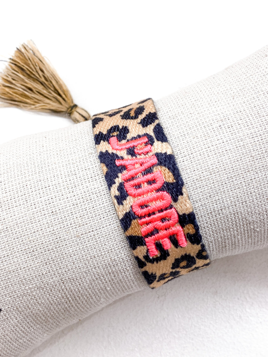 Bracelet J’ADORE en tissu léopard avec message brodé