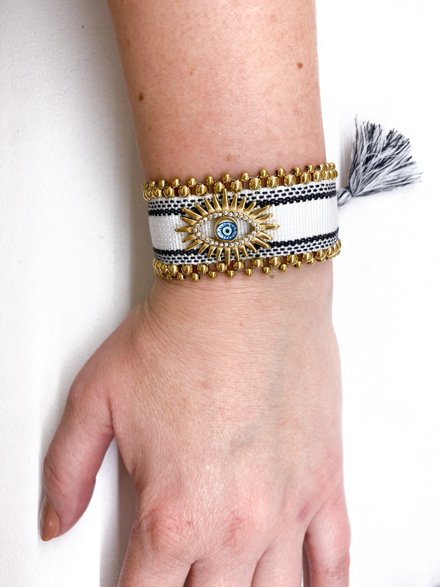 Bracelet femme large tressé avec œil grec et perles dorées