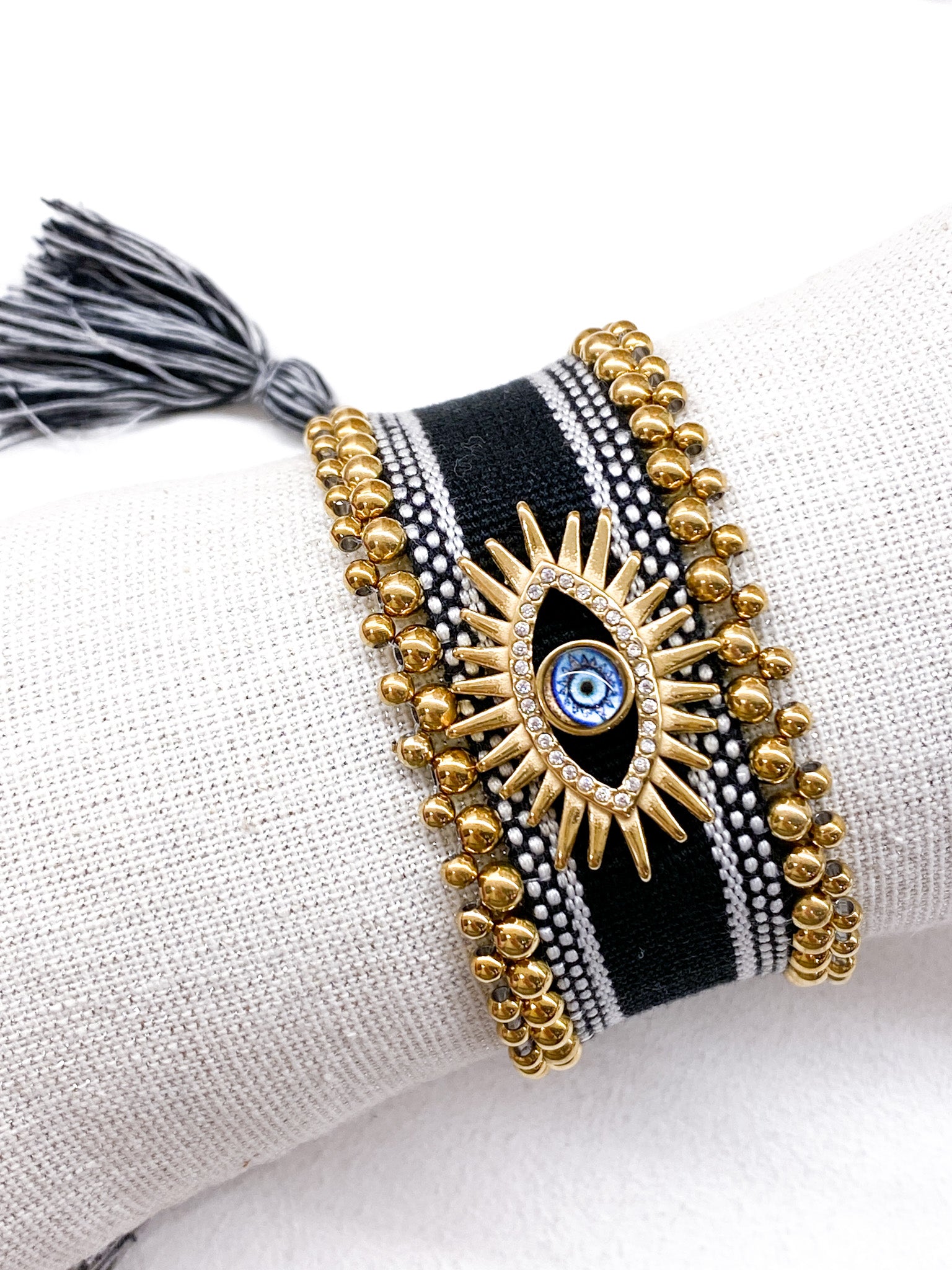 Bracelet femme large tressé avec œil grec et perles dorées
