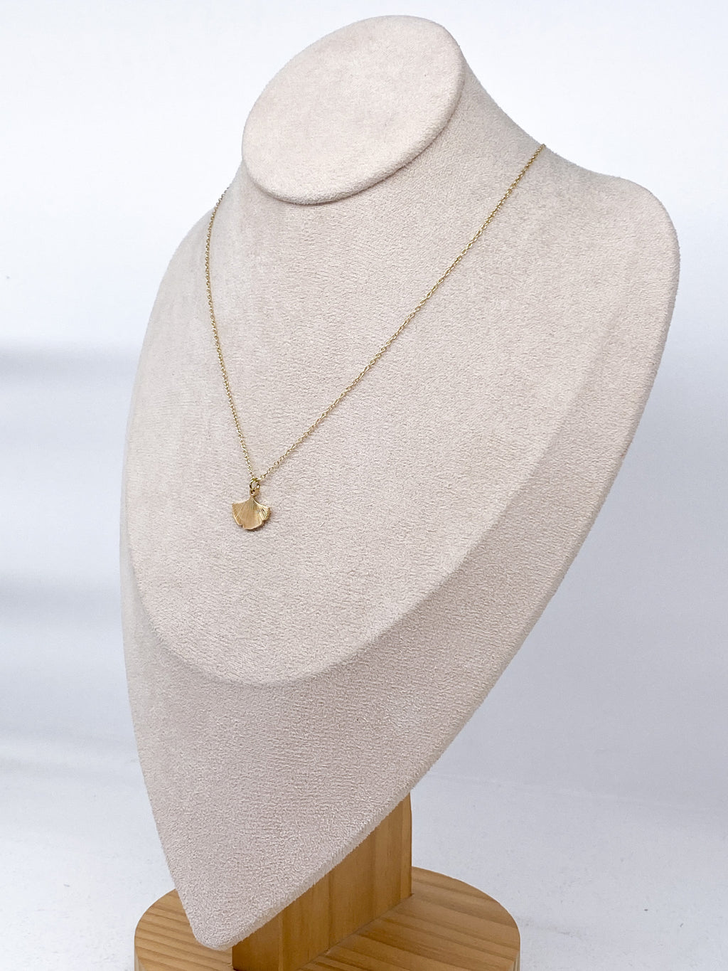 Collier fin femme à feuille de ginkgo striée