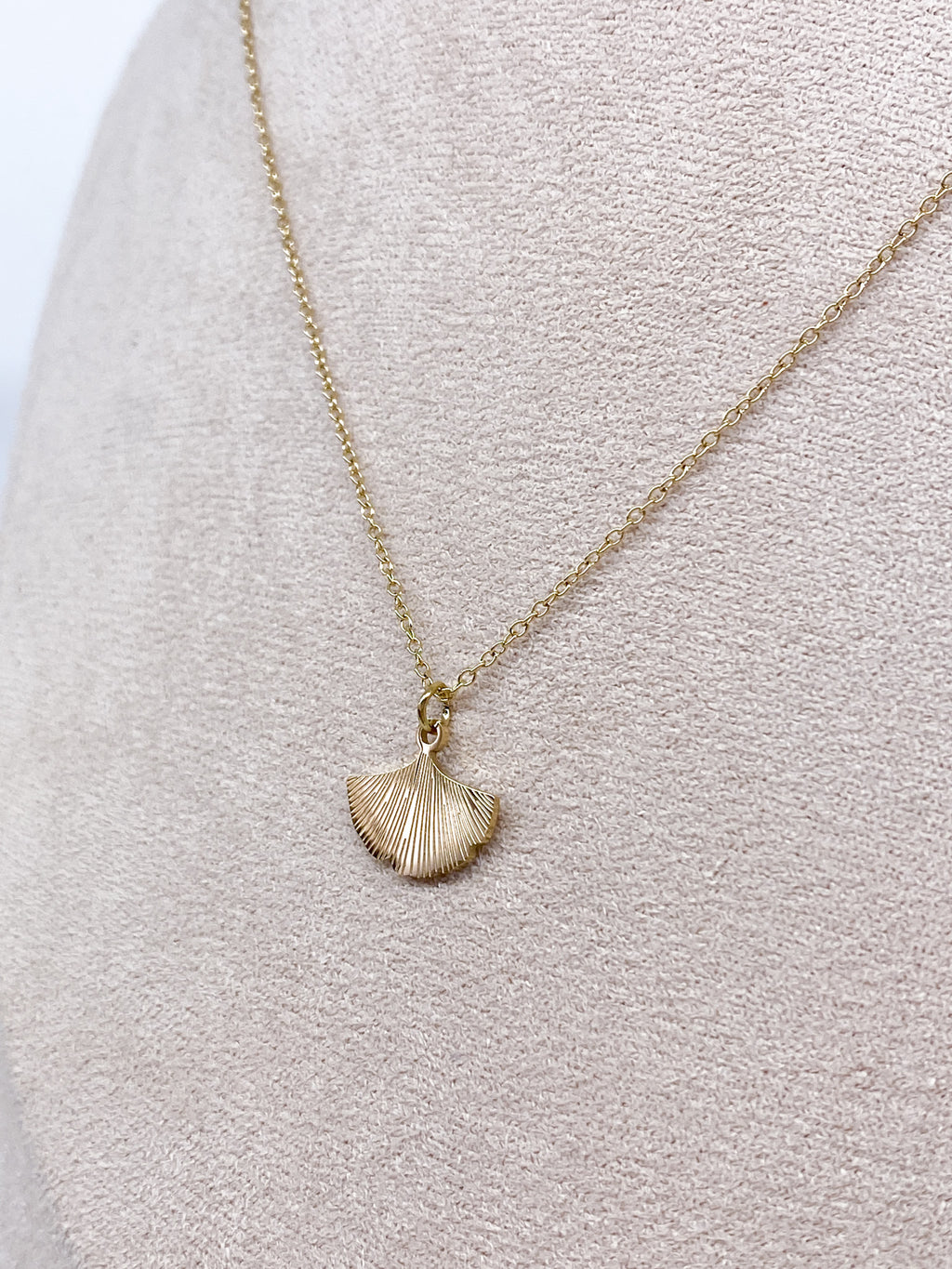 Collier fin femme à feuille de ginkgo striée