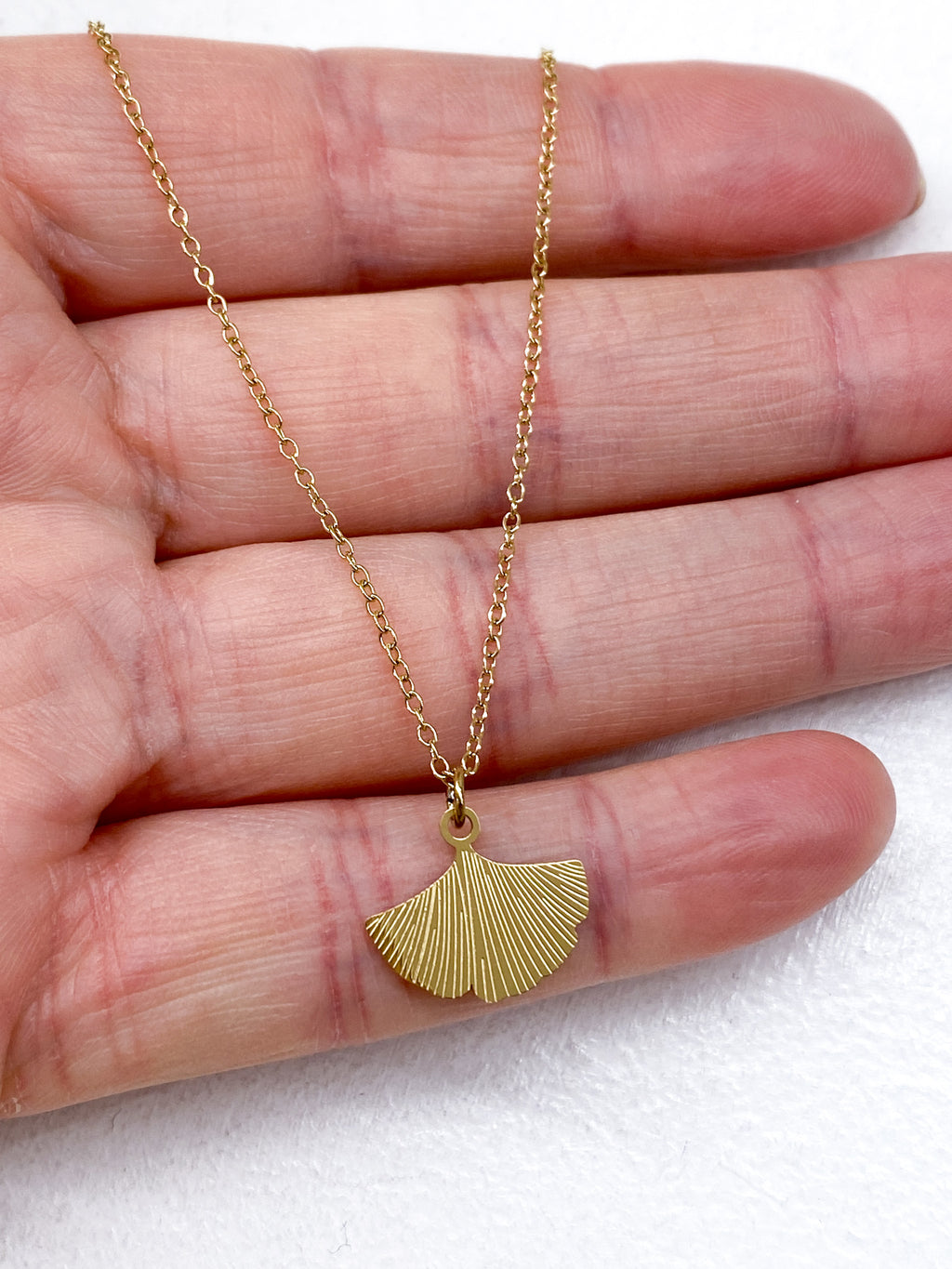 Collier fin femme à feuille de ginkgo striée