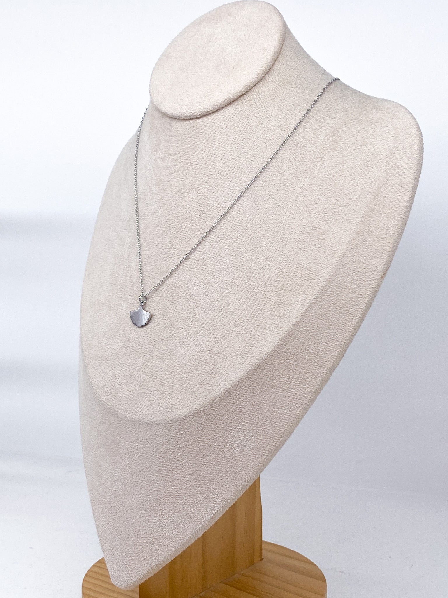 Collier fin femme à feuille de ginkgo striée