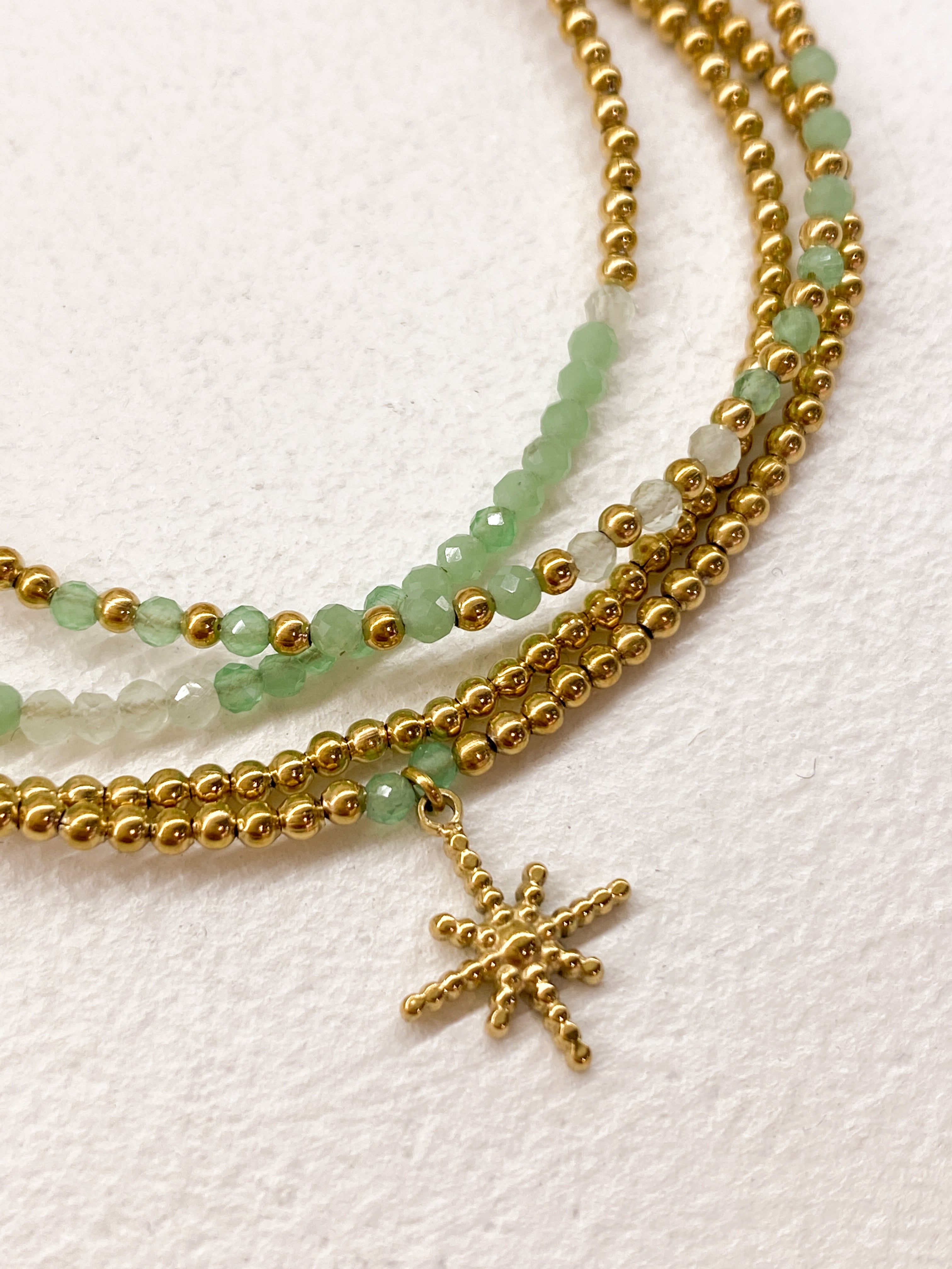 Bracelet étoile dorée et perles à 4 tours en plusieurs couleurs