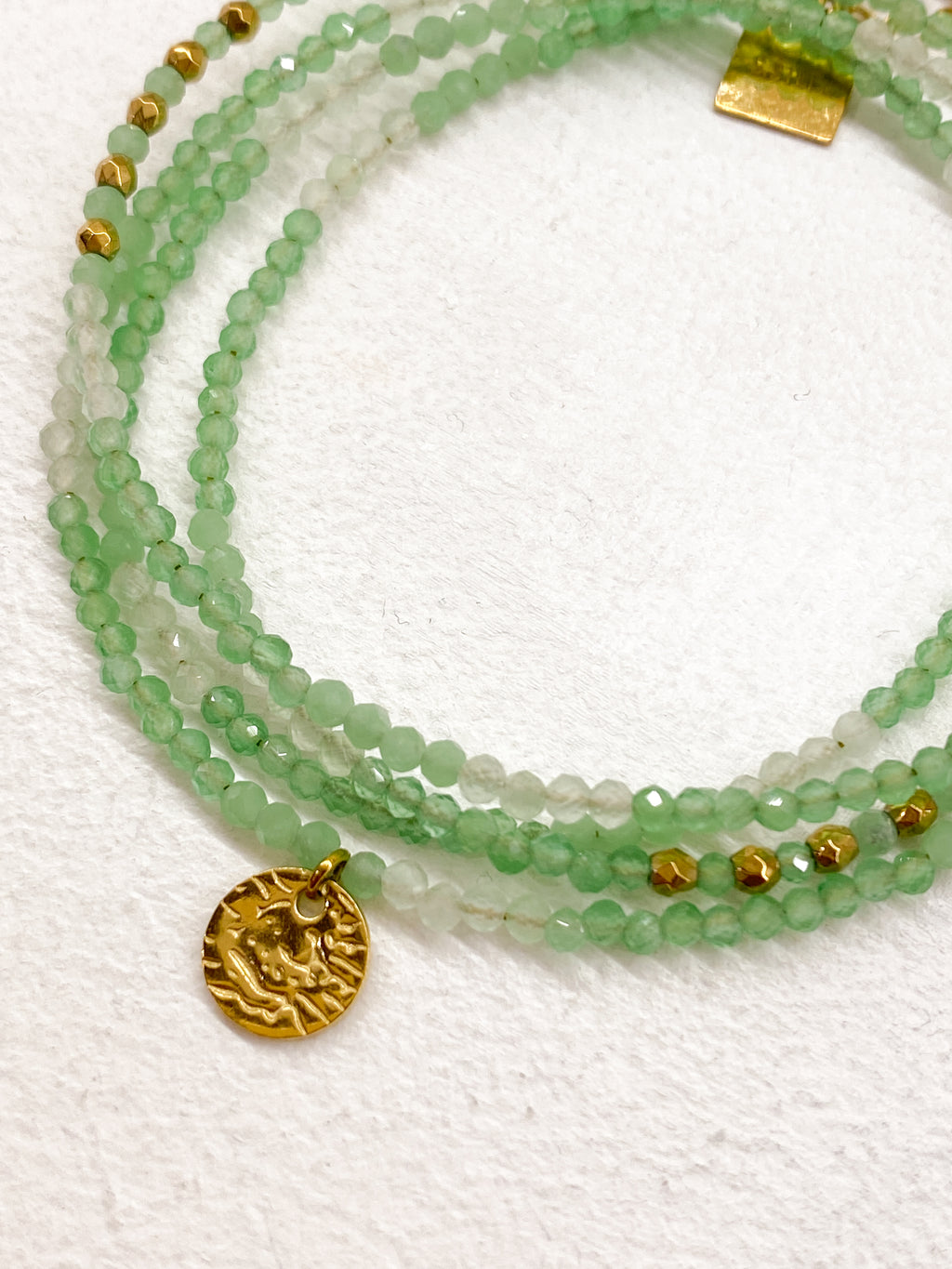 Bracelet multi-tour avec médaillon en acier inoxydable