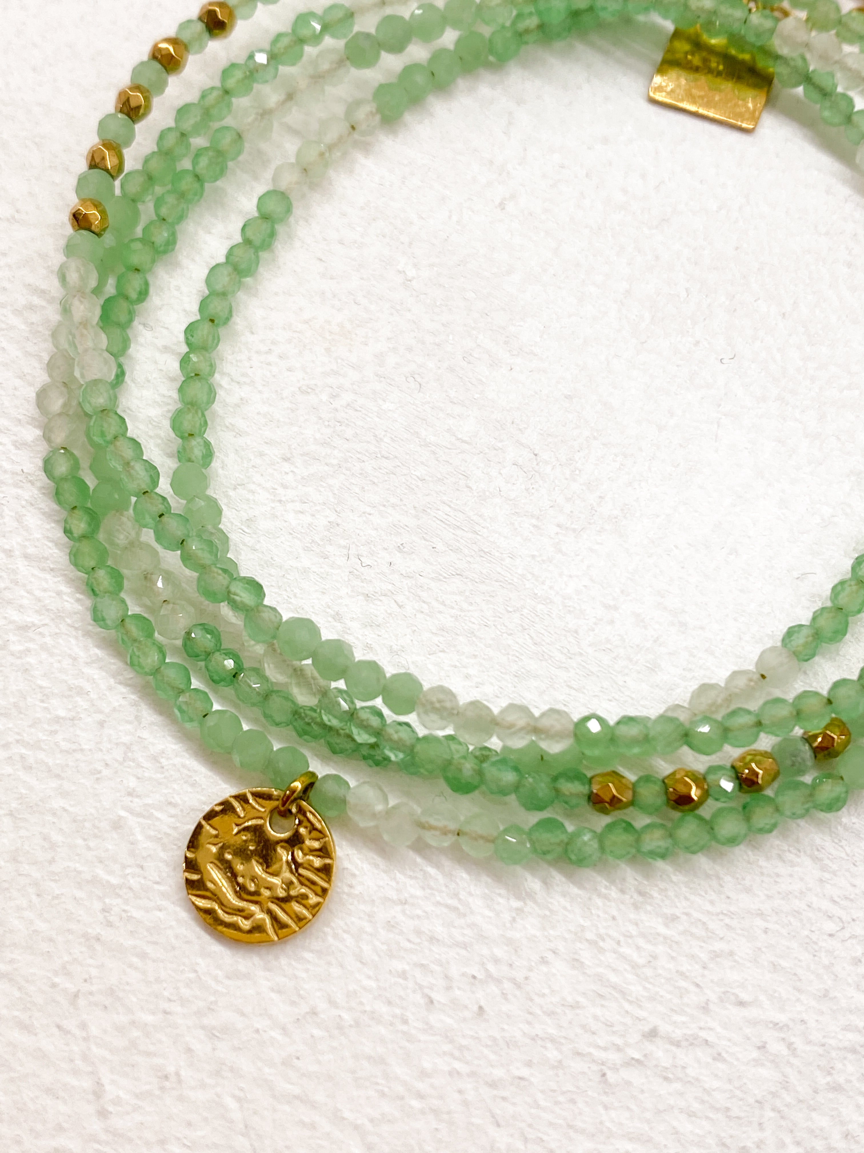 Bracelet multi-tour avec médaillon en acier inoxydable