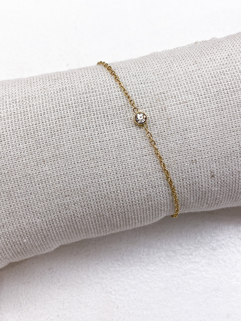 Bracelet délicat en acier inoxydable avec strass central