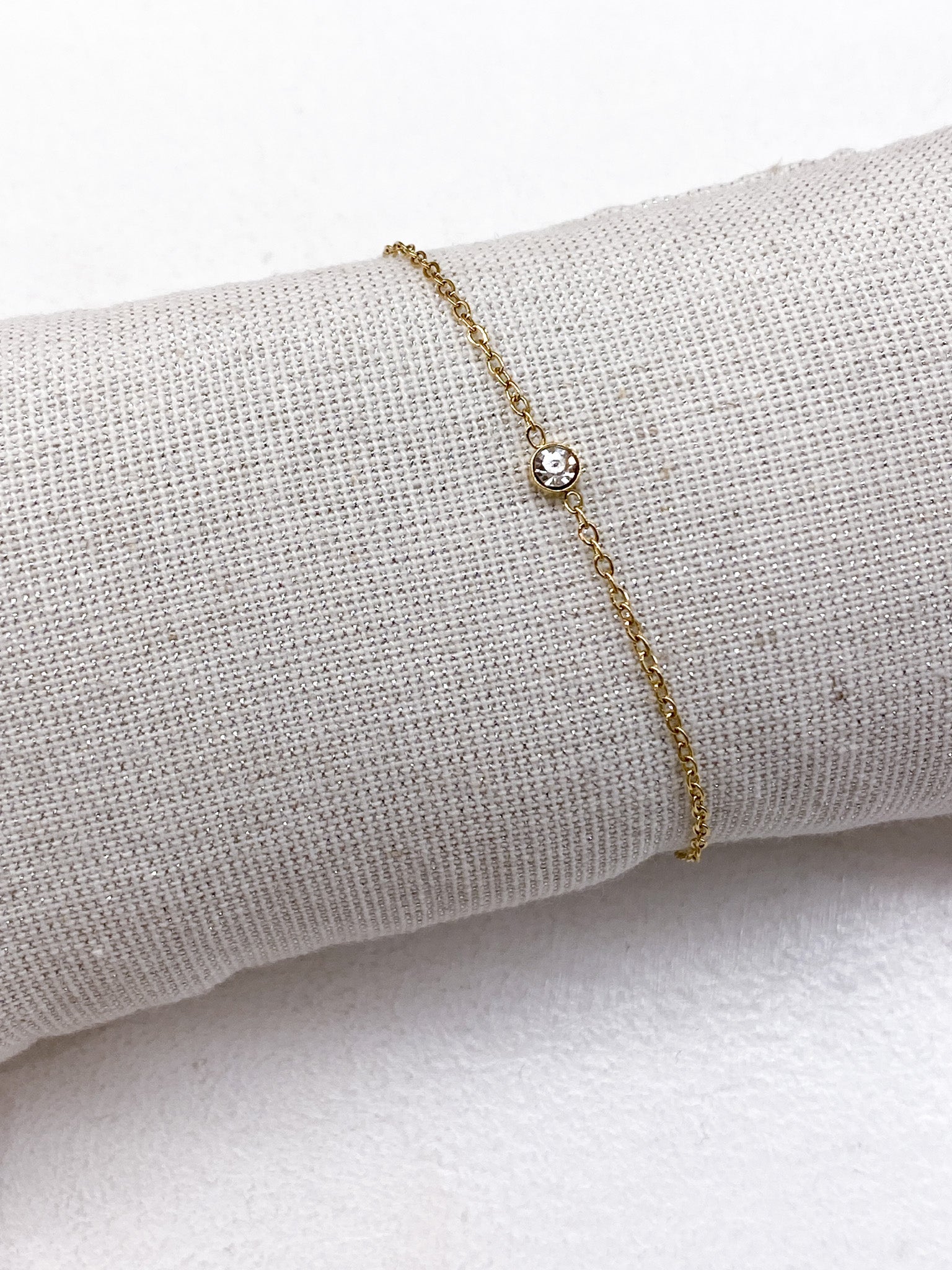 Bracelet délicat en acier inoxydable avec strass central