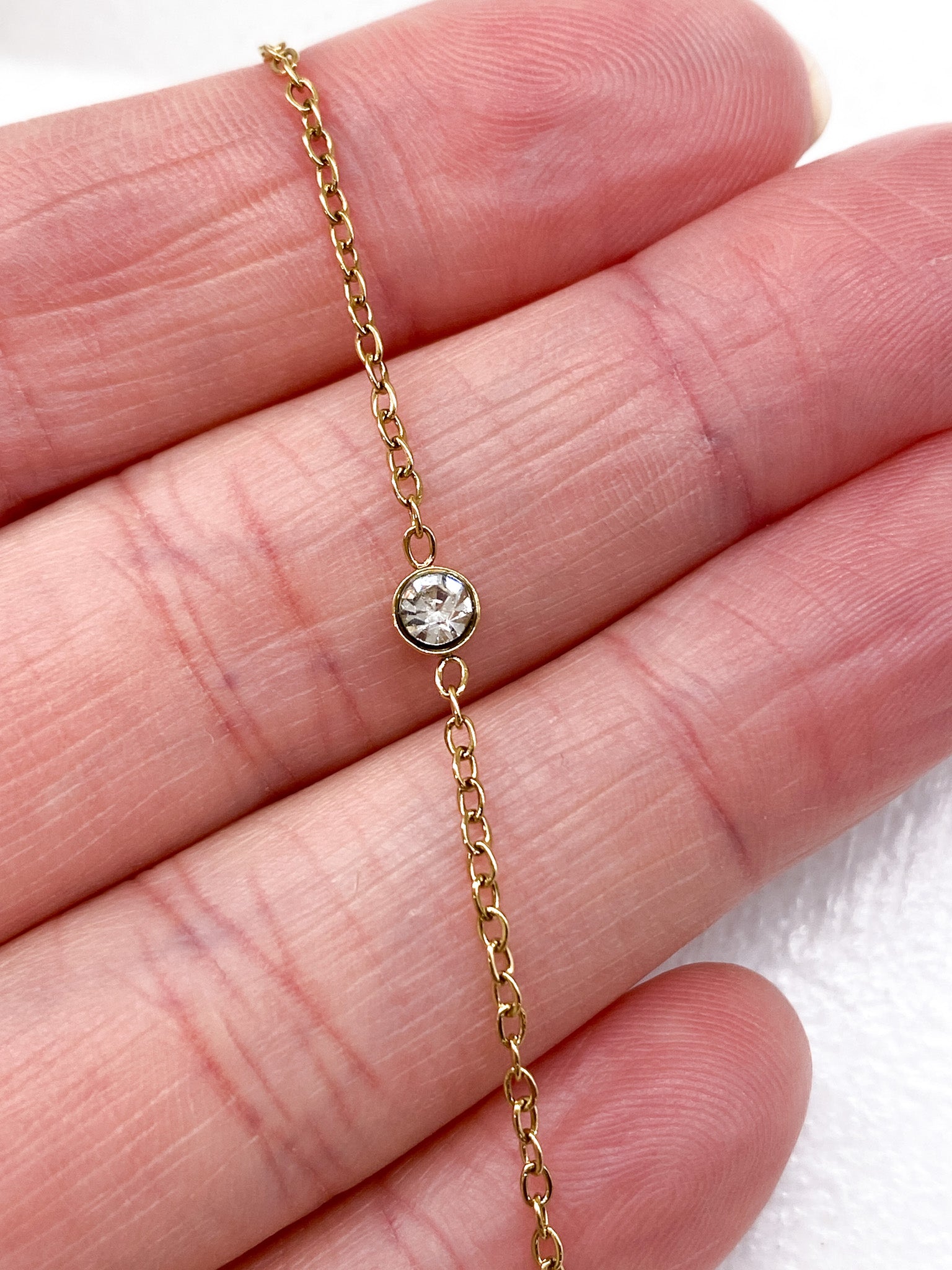 Bracelet délicat en acier inoxydable avec strass central