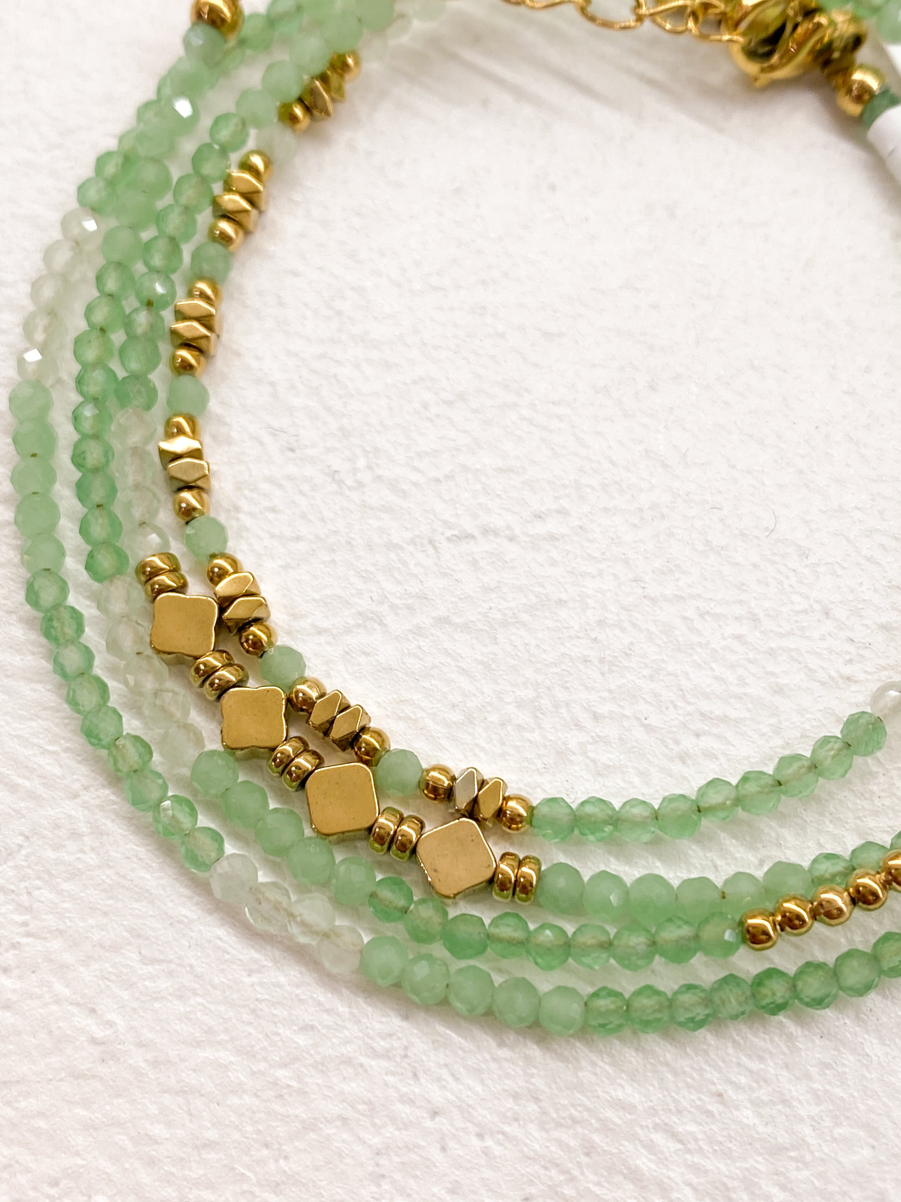 Bracelet à 4 rangs avec détails géométriques en acier inoxydable doré