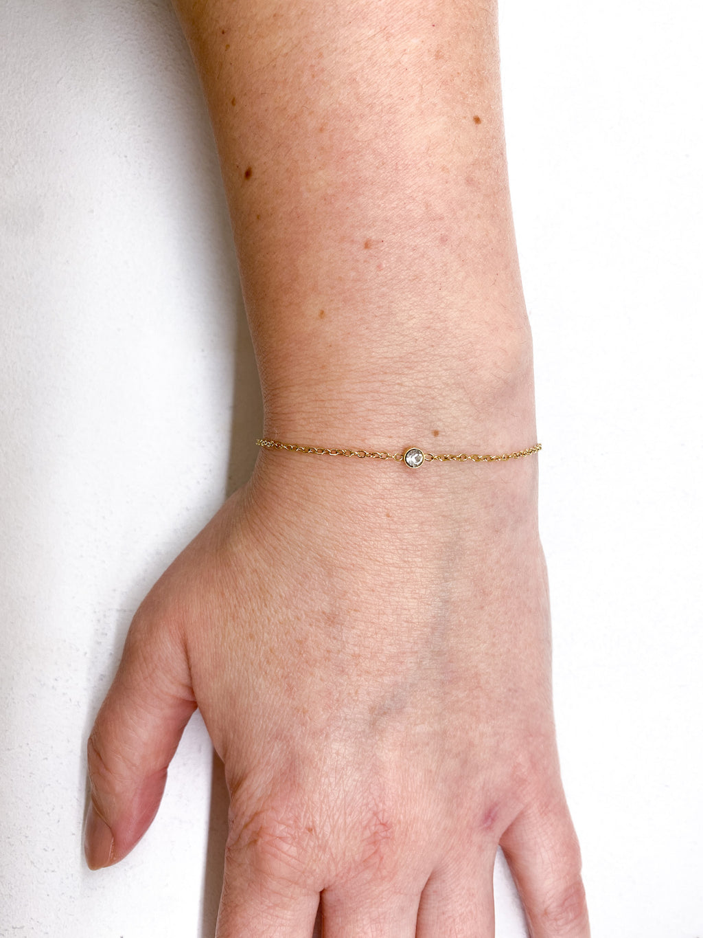 Bracelet délicat en acier inoxydable avec strass central