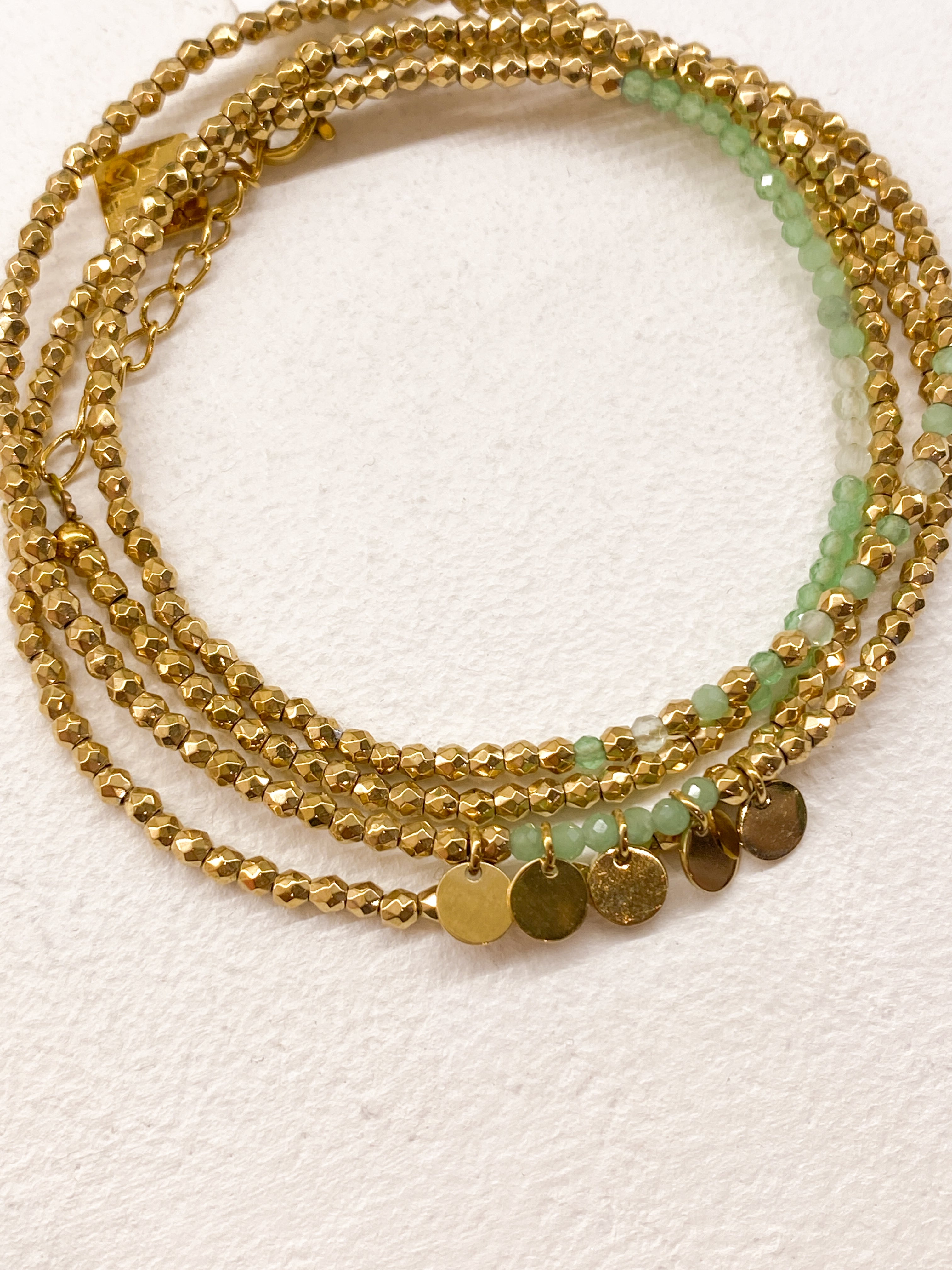 Bracelet doré multi-rangs avec pampilles et pierres naturelles discrètes