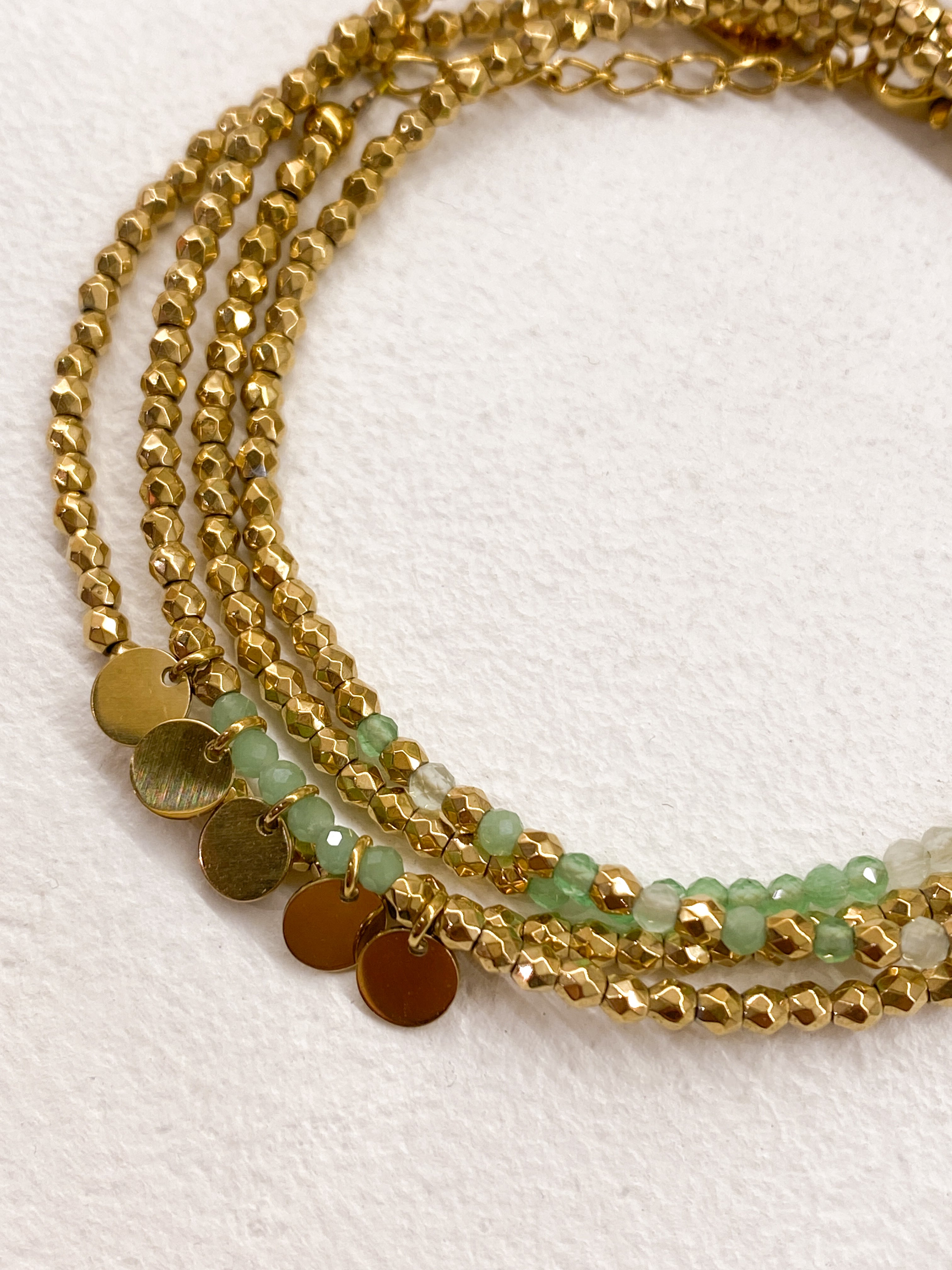 Bracelet doré multi-rangs avec pampilles et pierres naturelles discrètes
