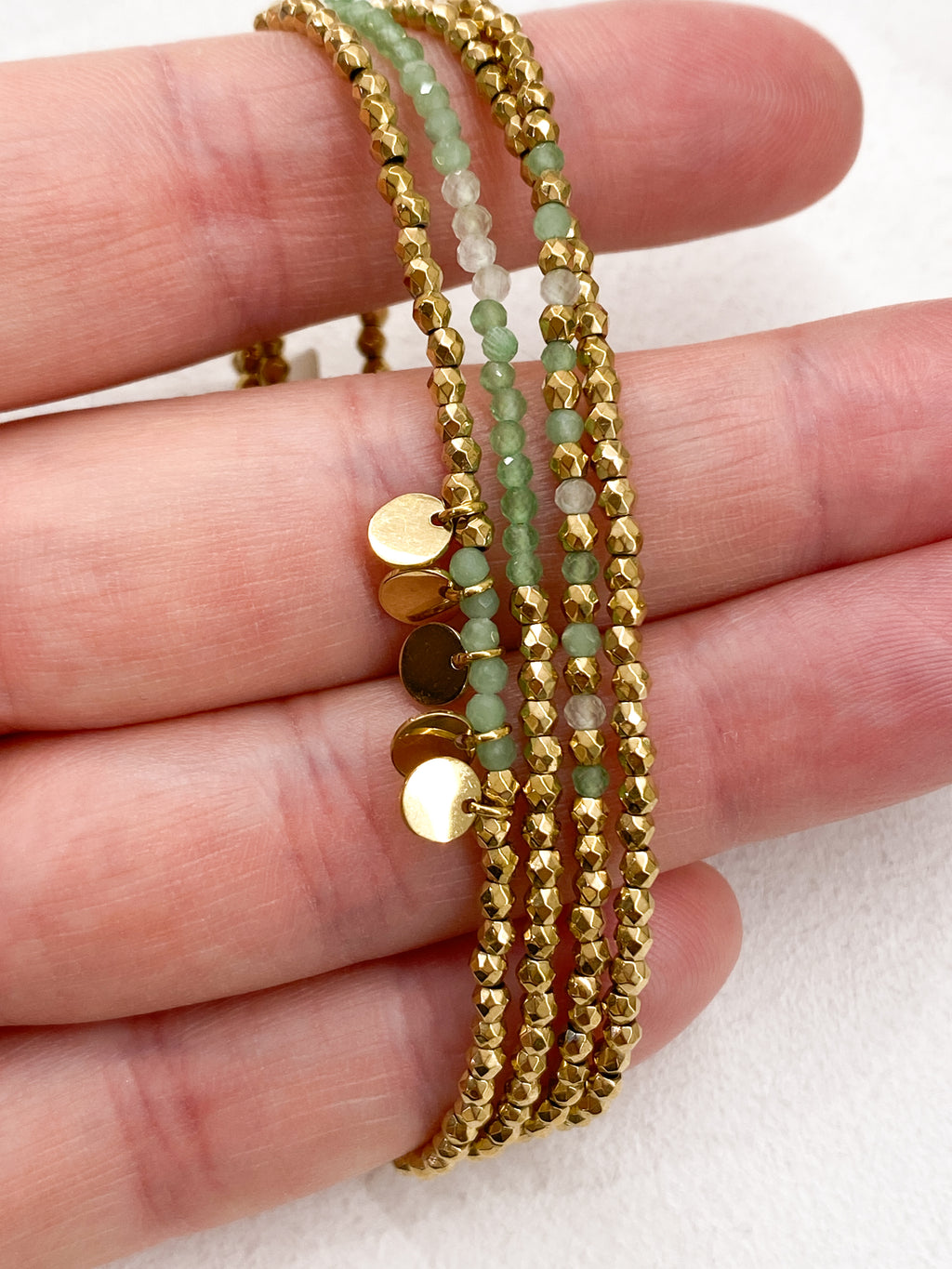 Bracelet doré multi-rangs avec pampilles et pierres naturelles discrètes