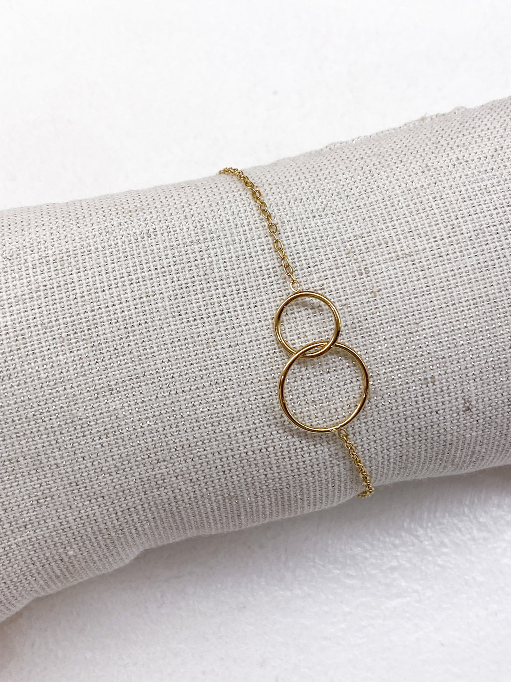 Bracelet en acier inoxydable à anneaux croisés