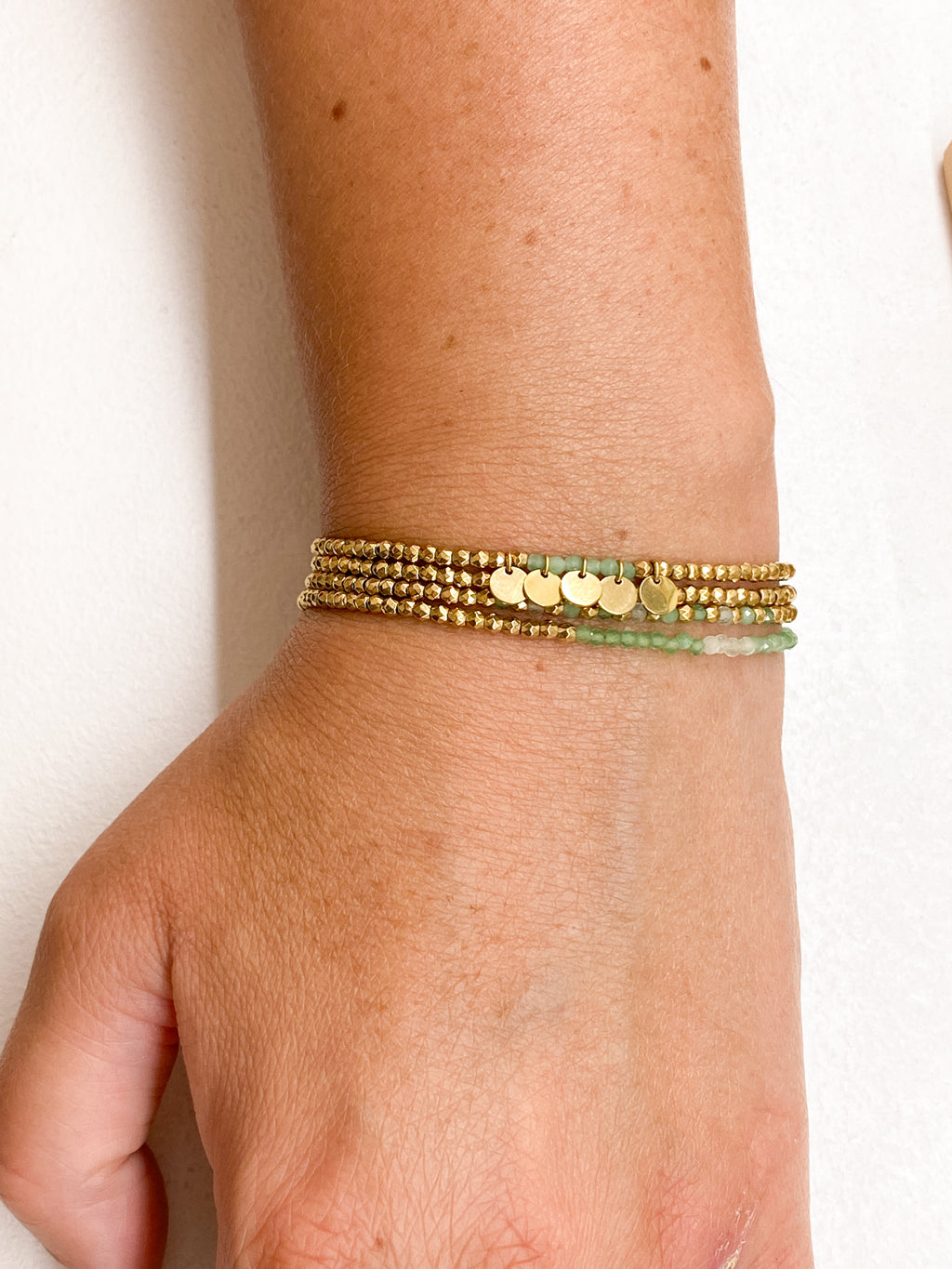 Bracelet doré multi-rangs avec pampilles et pierres naturelles discrètes