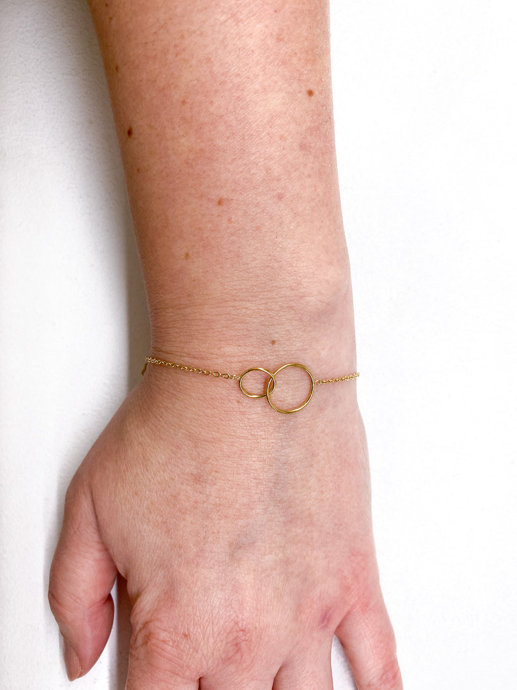 Bracelet en acier inoxydable à anneaux croisés