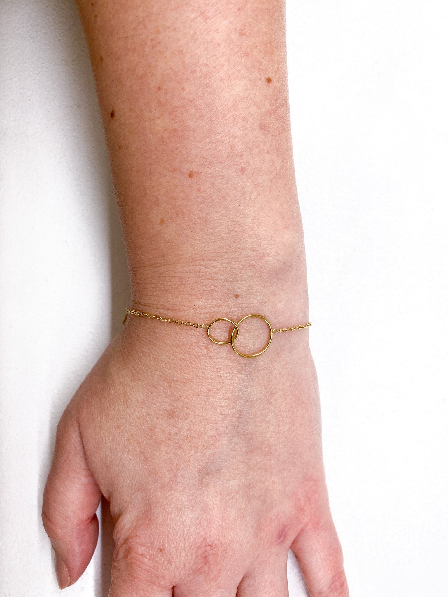 Bracelet en acier inoxydable à anneaux croisés