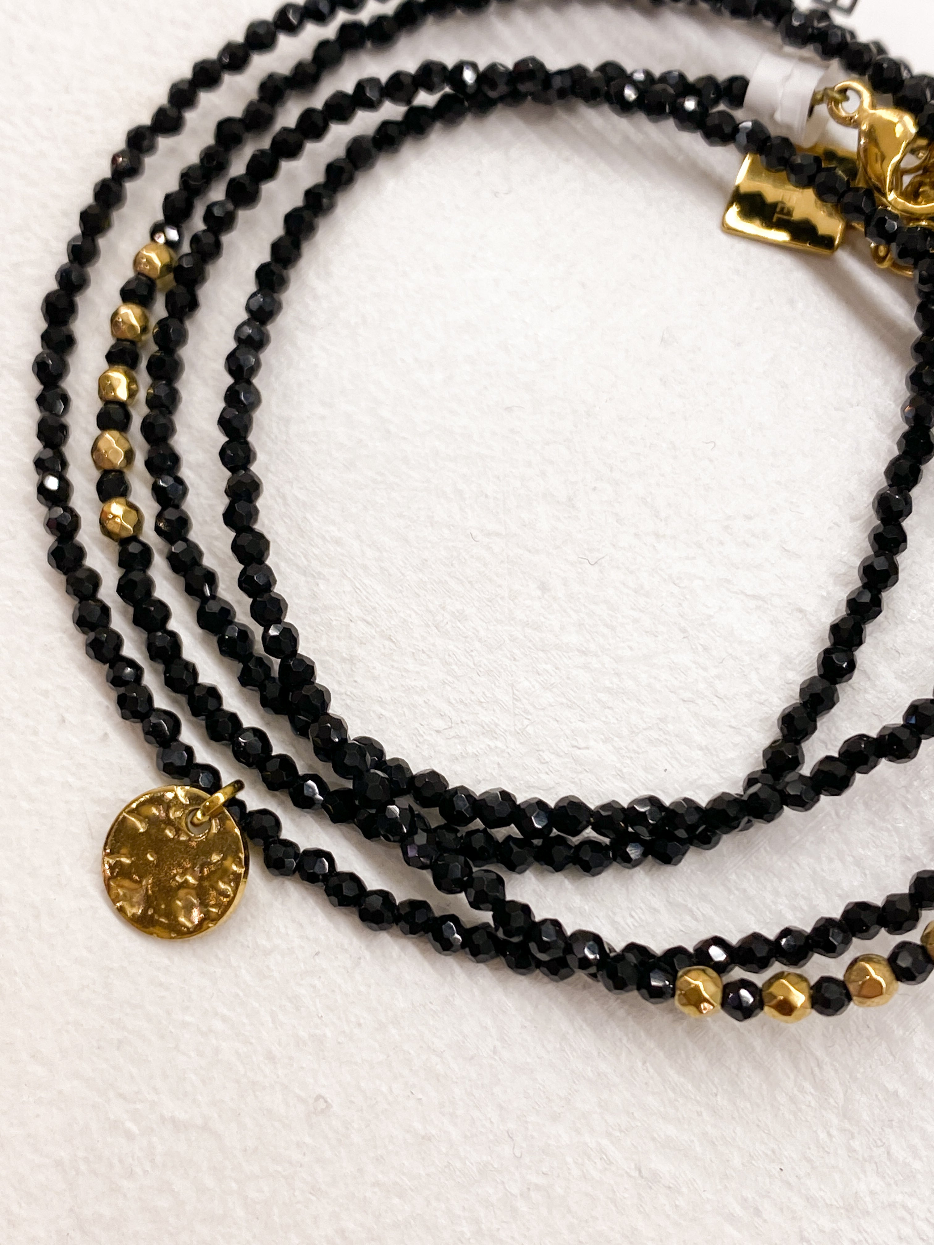 Bracelet multi-tour avec médaillon en acier inoxydable