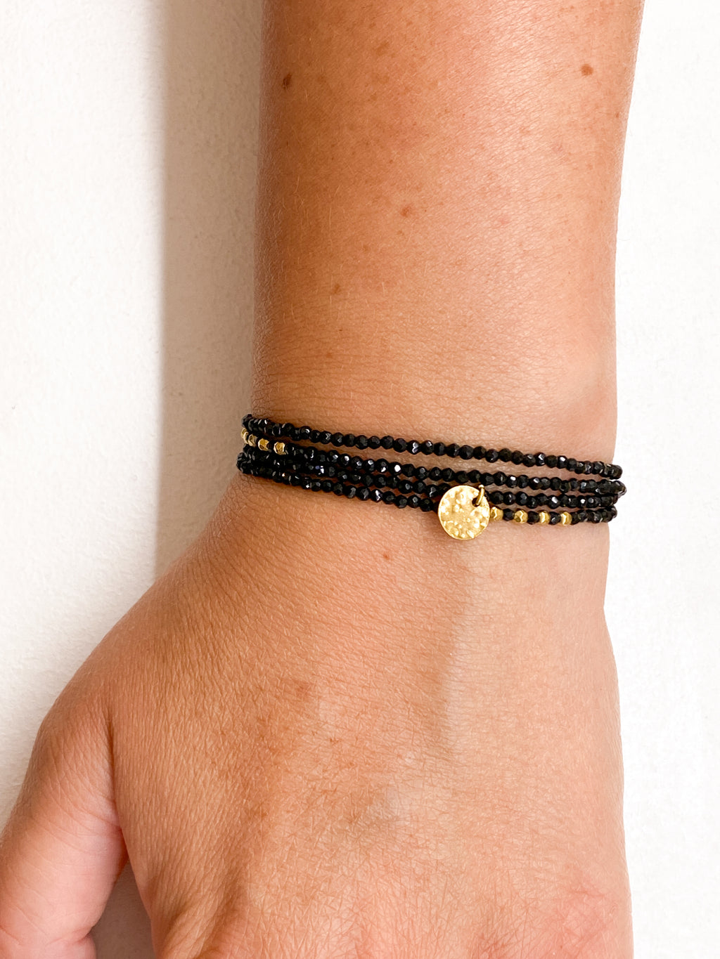 Bracelet multi-tour avec médaillon en acier inoxydable