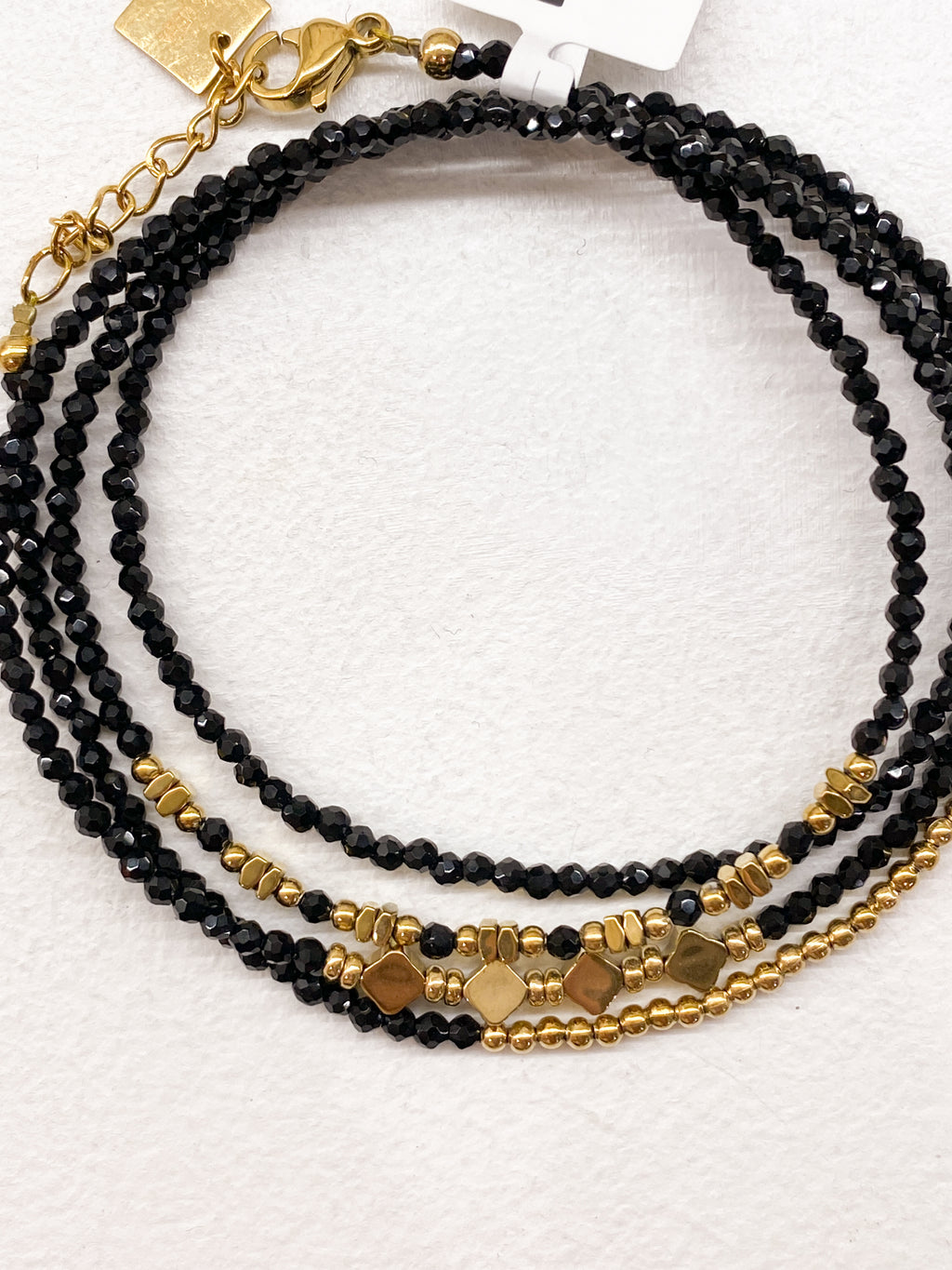 Bracelet à 4 rangs avec détails géométriques en acier inoxydable doré